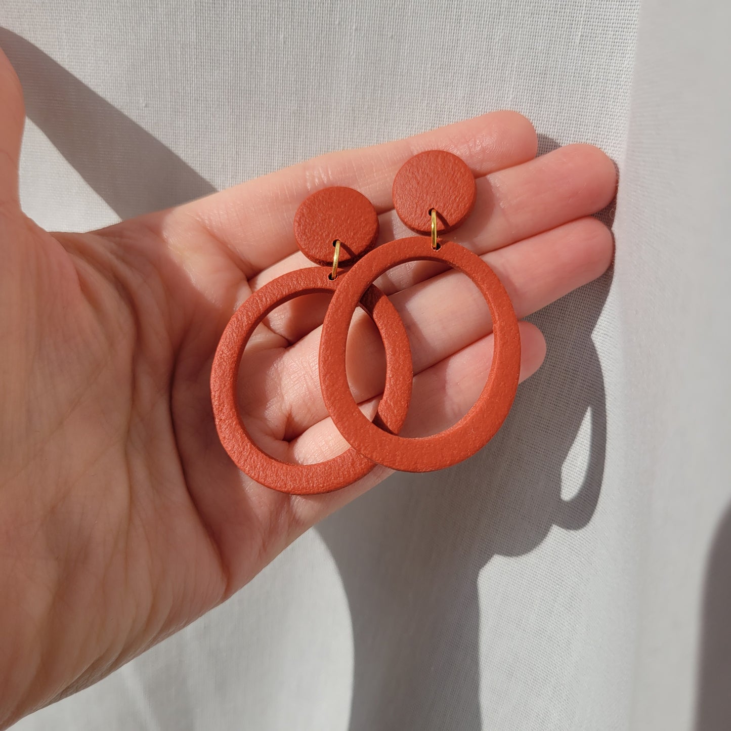 Hängende Statement Ohrringe in Schwarz oder Burnt Orange, Ohrhänger