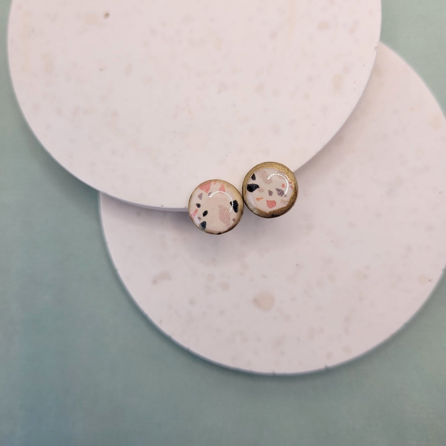 Terrazzo Ohrstecker in Erdtönen mit Goldrand