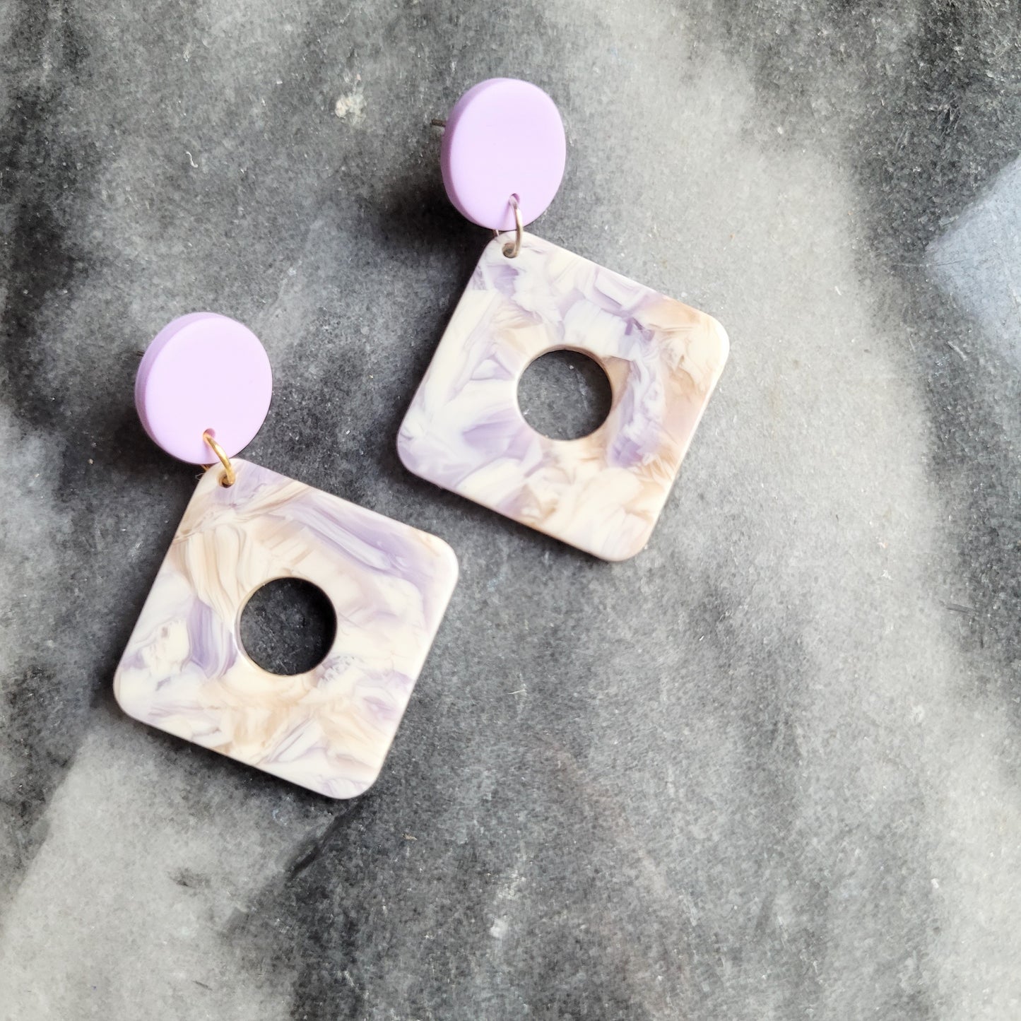 Statementohrringe in Creme und Flieder