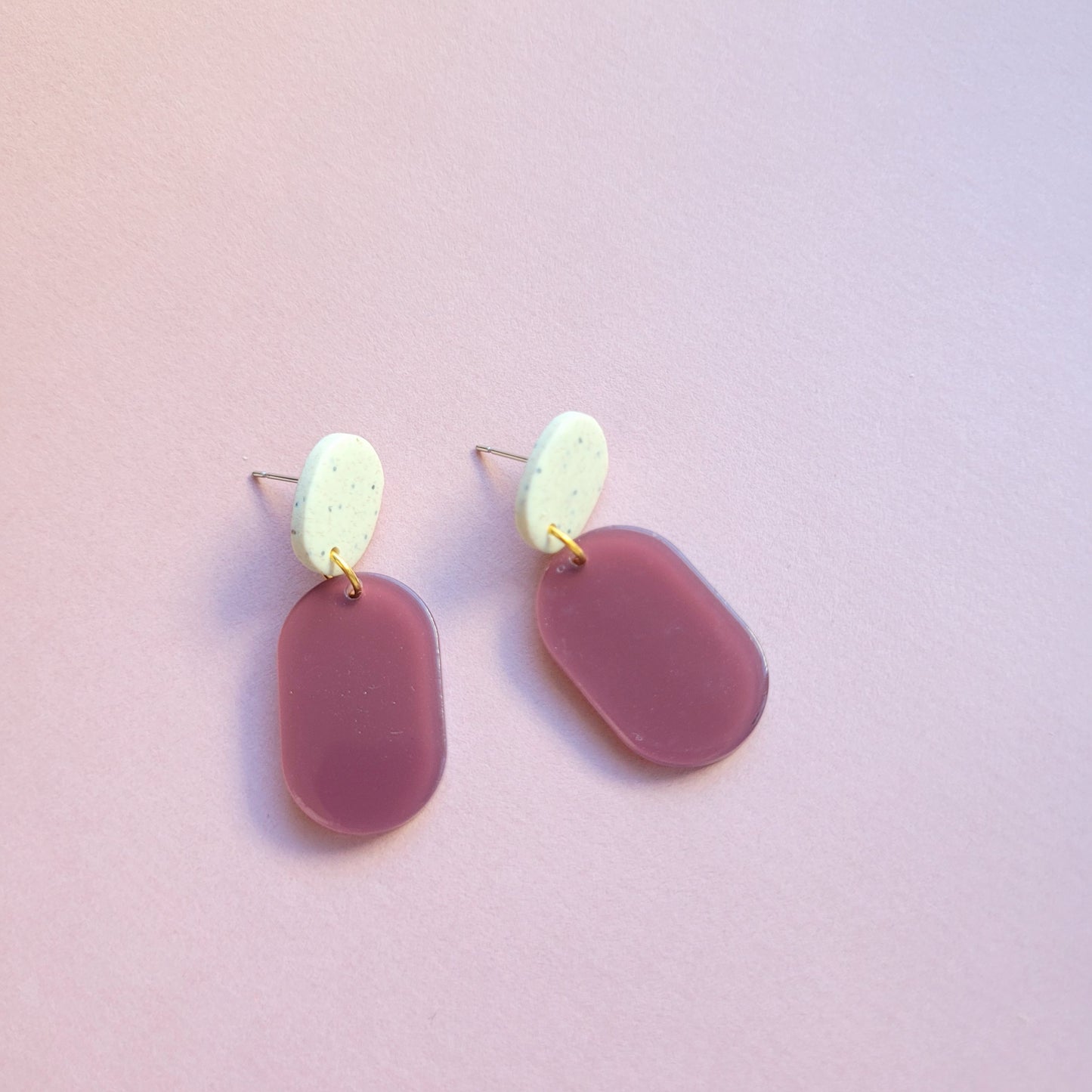 Hängende Ohrringe Creme und Bordeaux