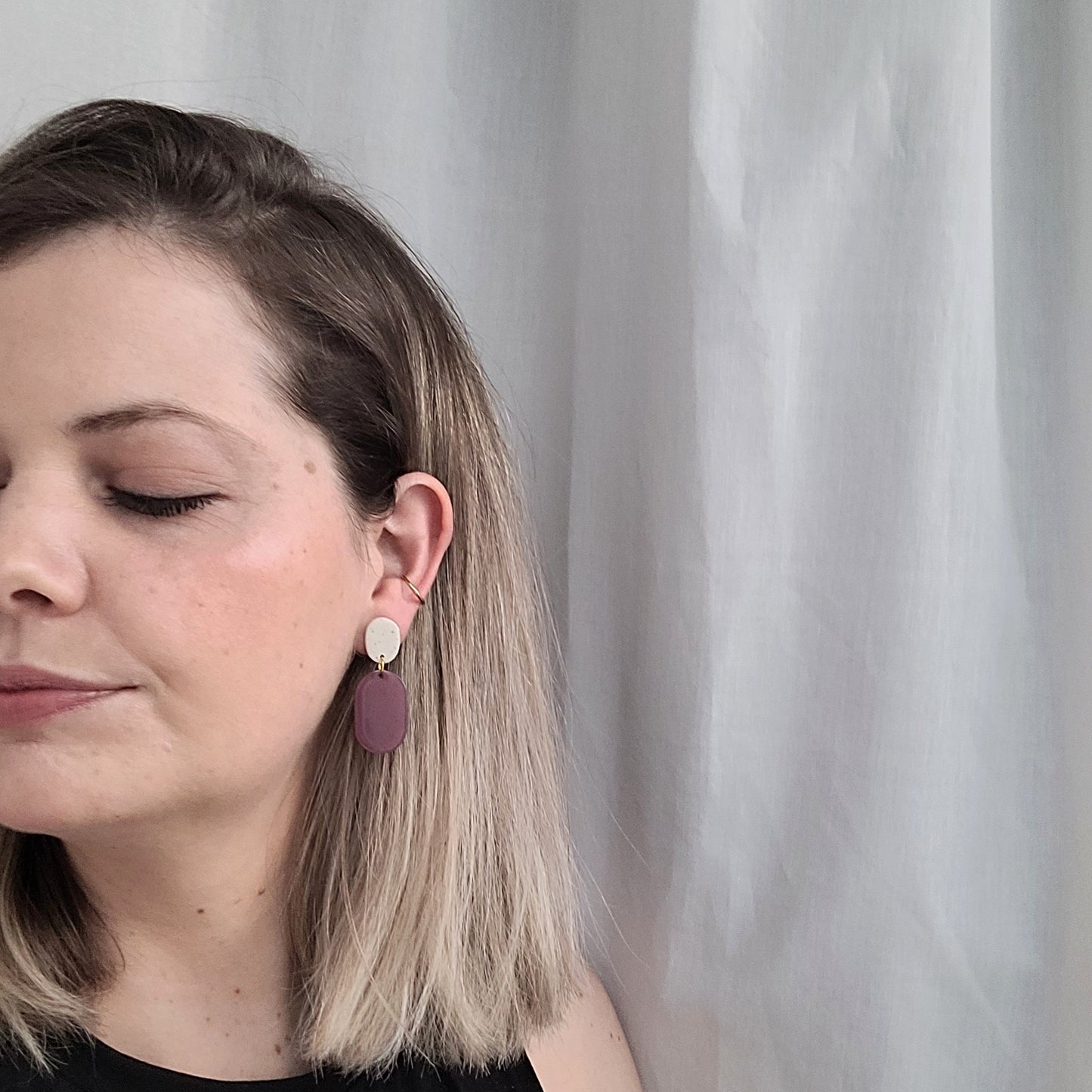 Hängende Ohrringe Creme und Bordeaux