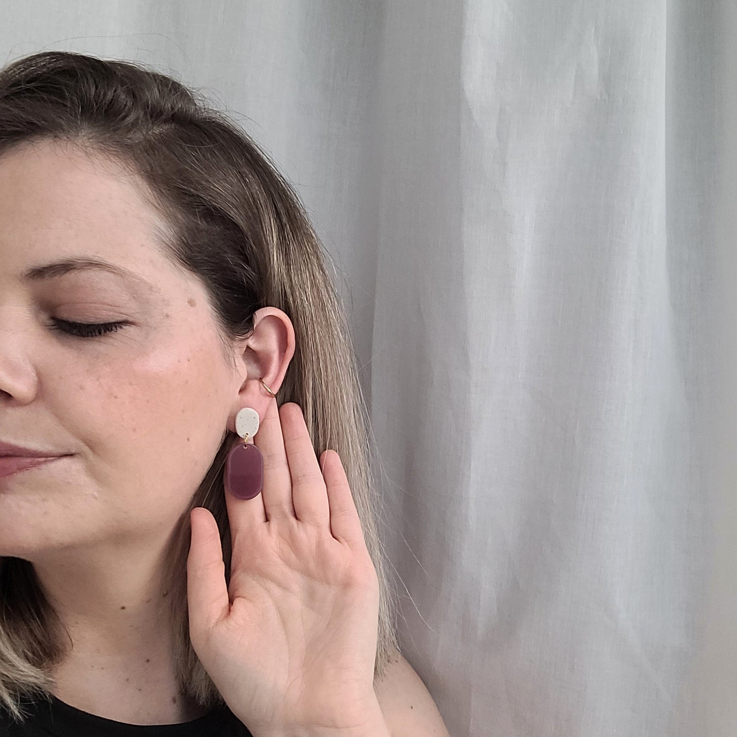 Hängende Ohrringe Creme und Bordeaux