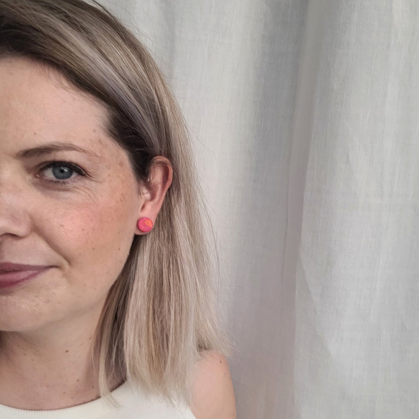 Kleine Ohrstecker in marmorierter Optik in Pink, Rot und Orange