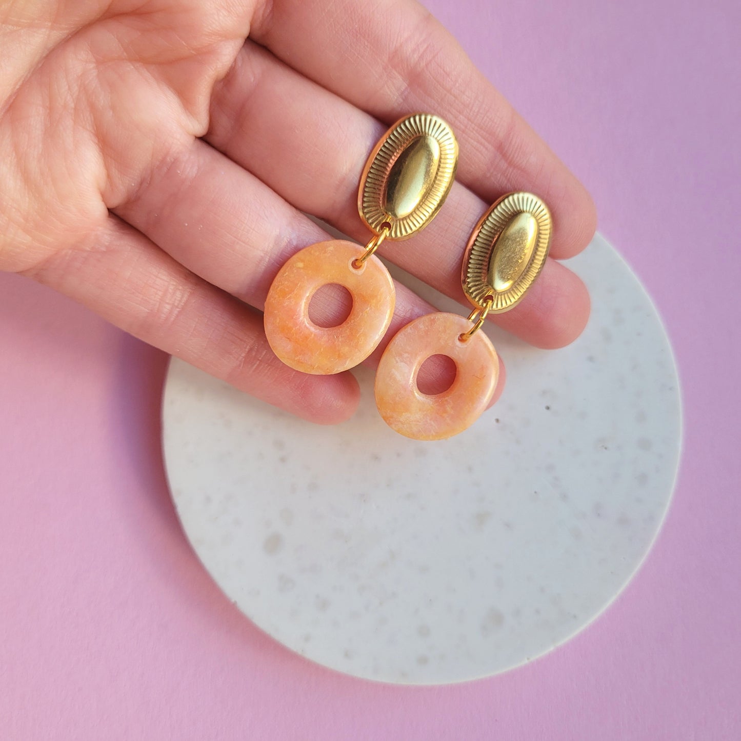 Ohrringe in transparentem Orange und Goldstecker