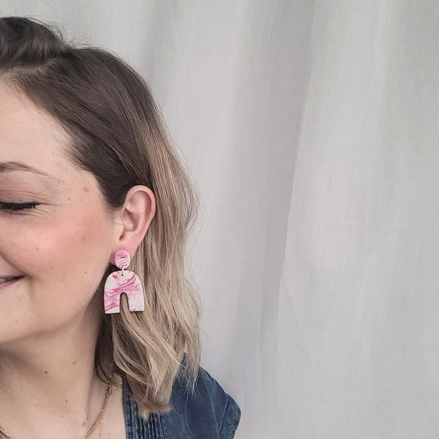 Handgemachte Leichtigkeit – Statement-Ohrringe mit einzigartiger Marmorierung