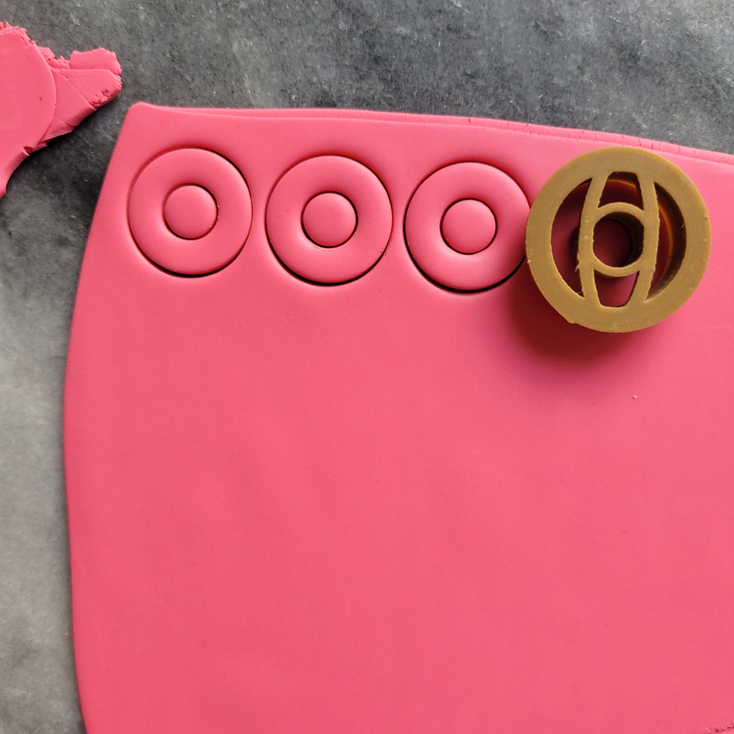 Kleine hängende Ohrringe in pastell Rot