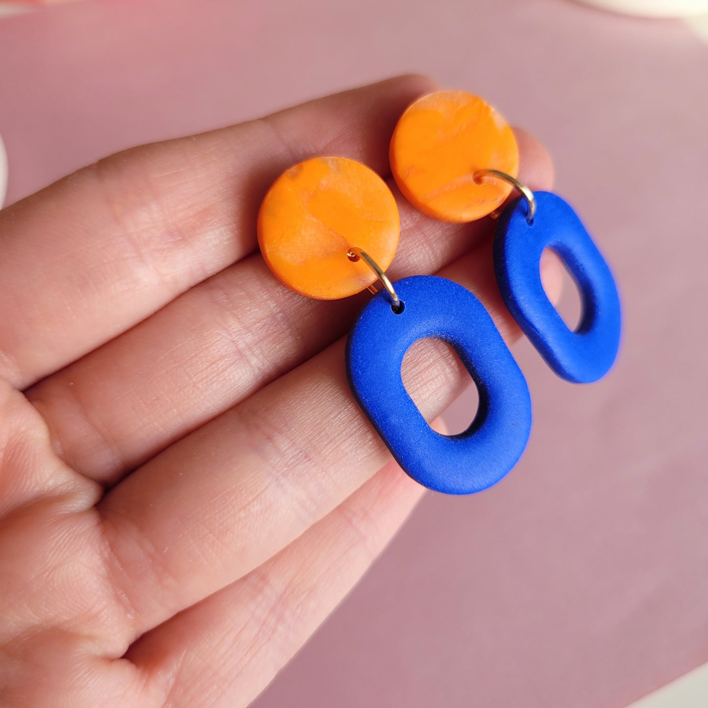 ELECTRIC MOOD – Statement-Ohrringe aus Polymer Clay in Blau & Orange