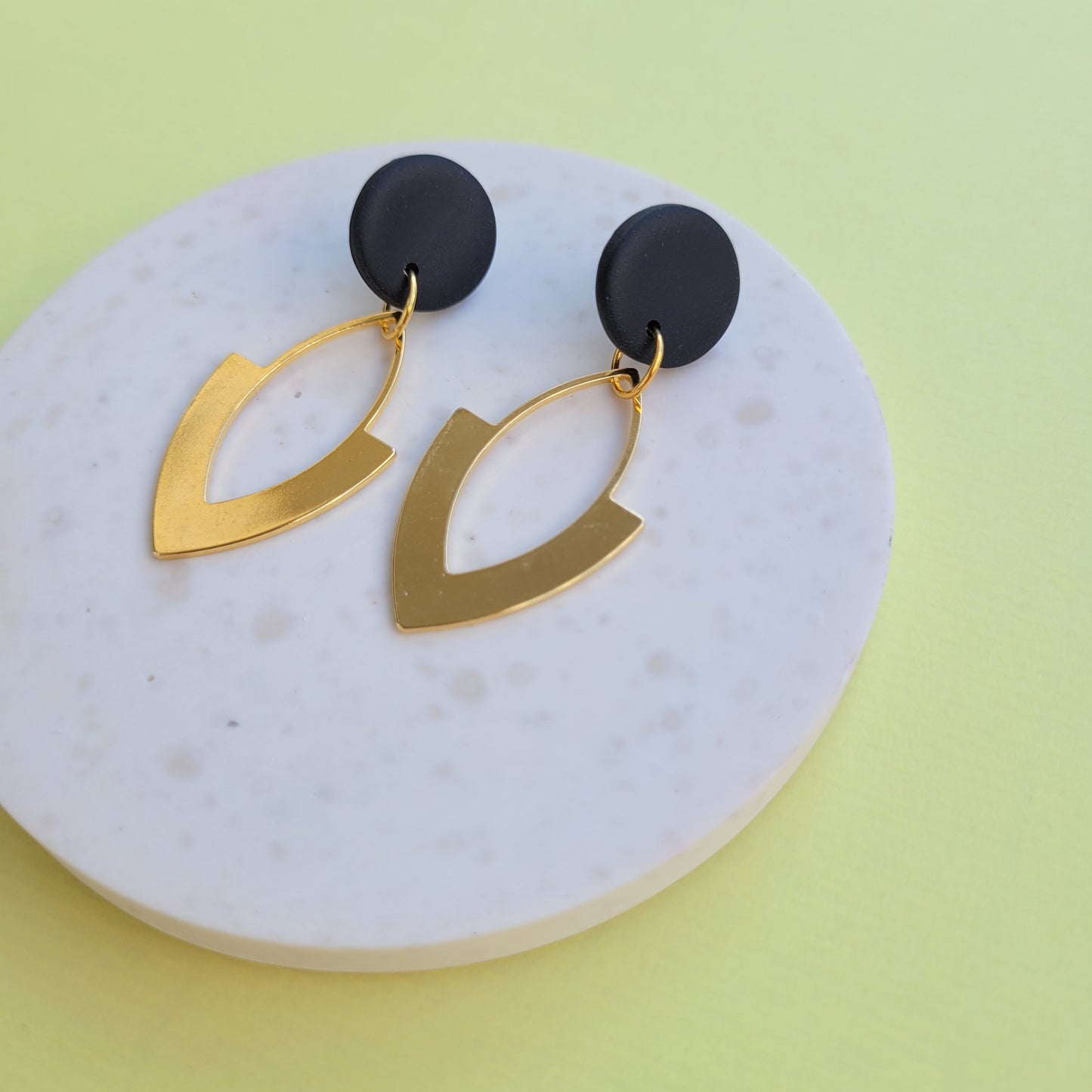 Elegante Ohrringe mit mattem Schwarz & goldfarbenem Element