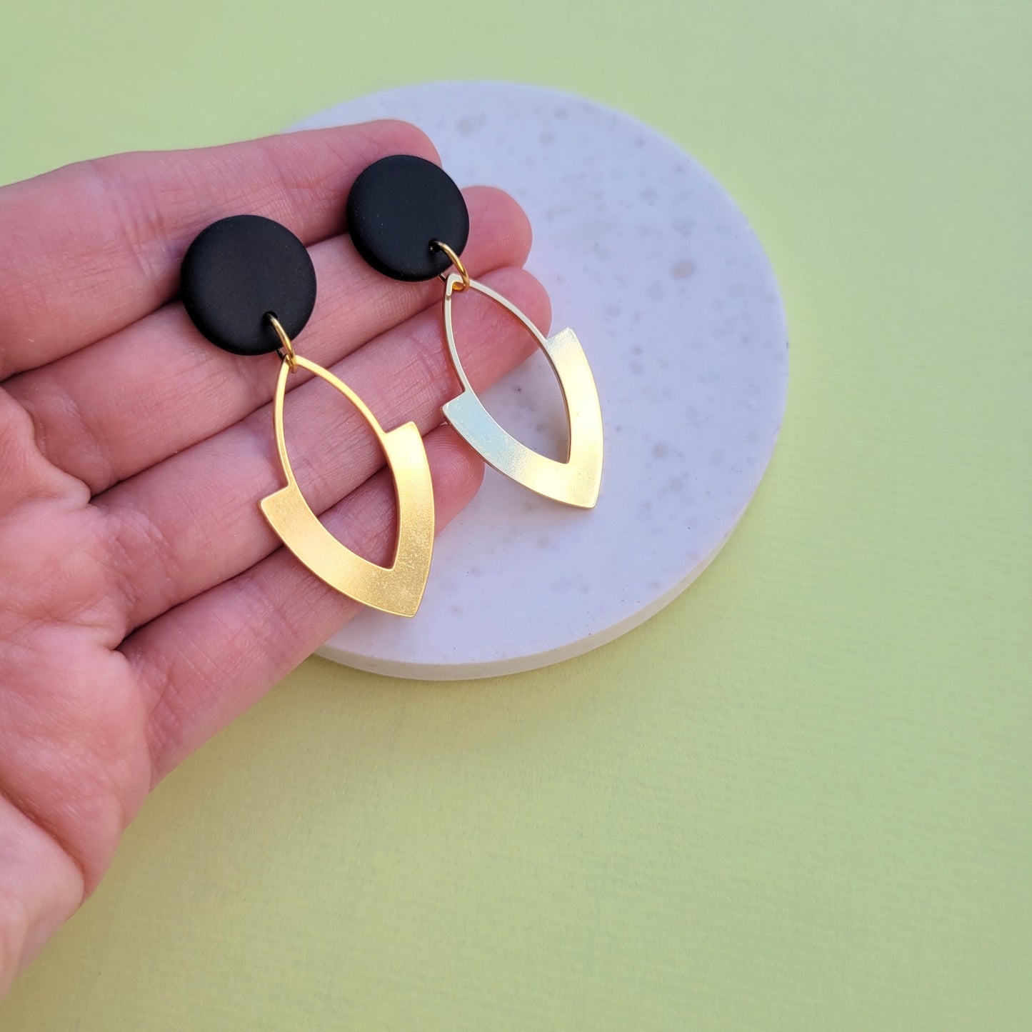 Elegante Ohrringe mit mattem Schwarz & goldfarbenem Element