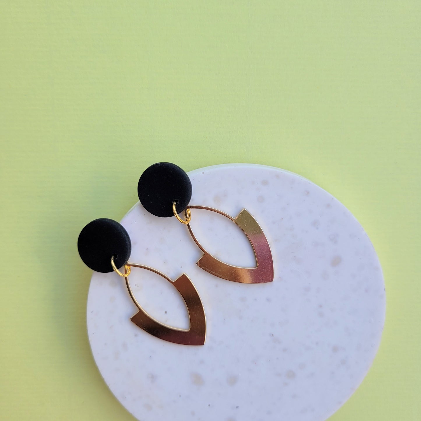 Elegante Ohrringe mit mattem Schwarz & goldfarbenem Element