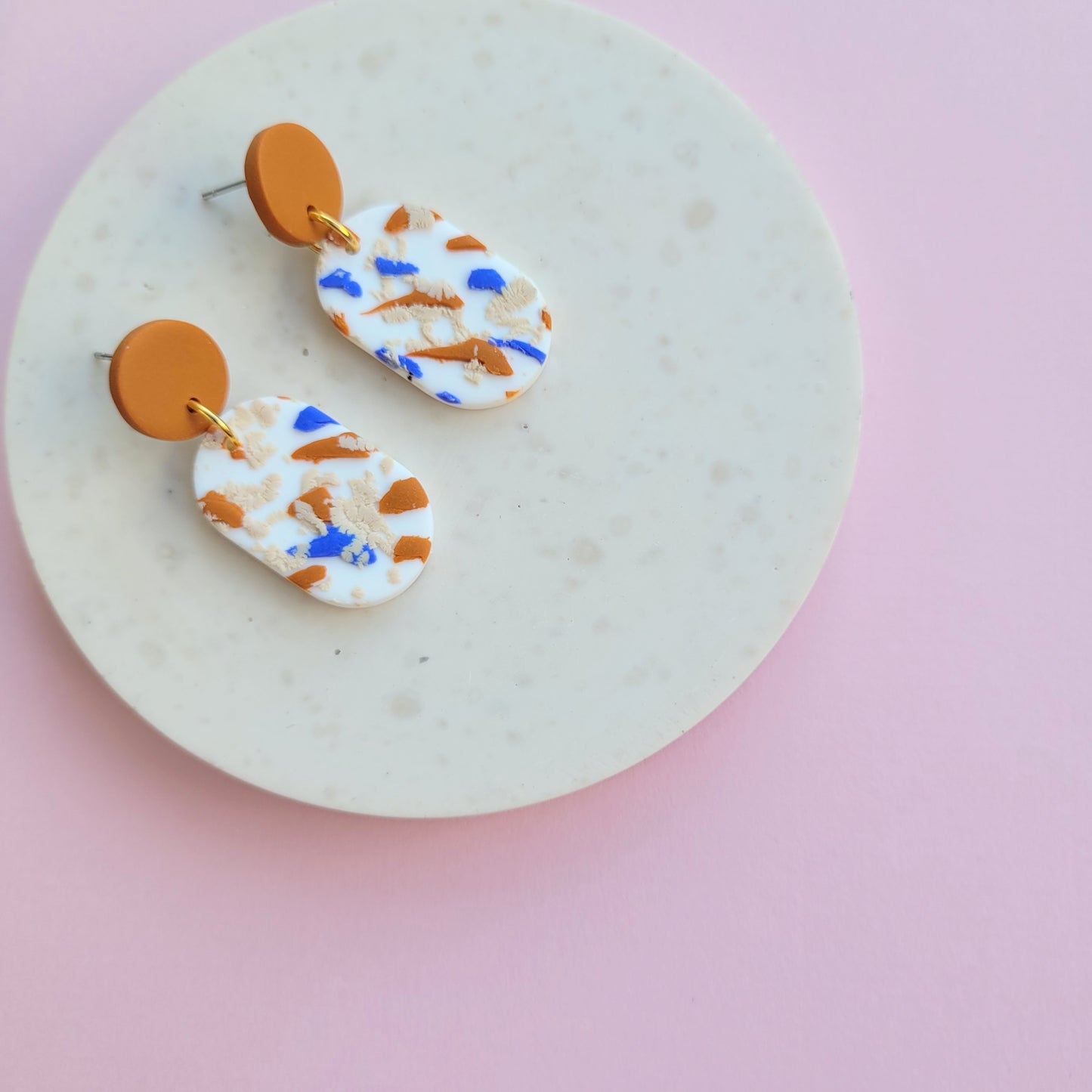 Terrazzo Ohrringe in Terrakotta, Beige, Blau und Weiß