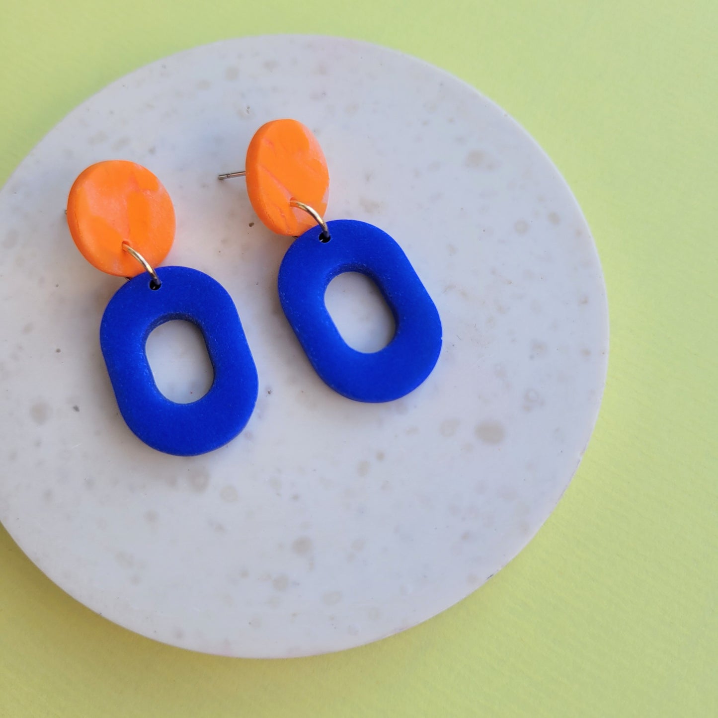 ELECTRIC MOOD – Statement-Ohrringe aus Polymer Clay in Blau & Orange