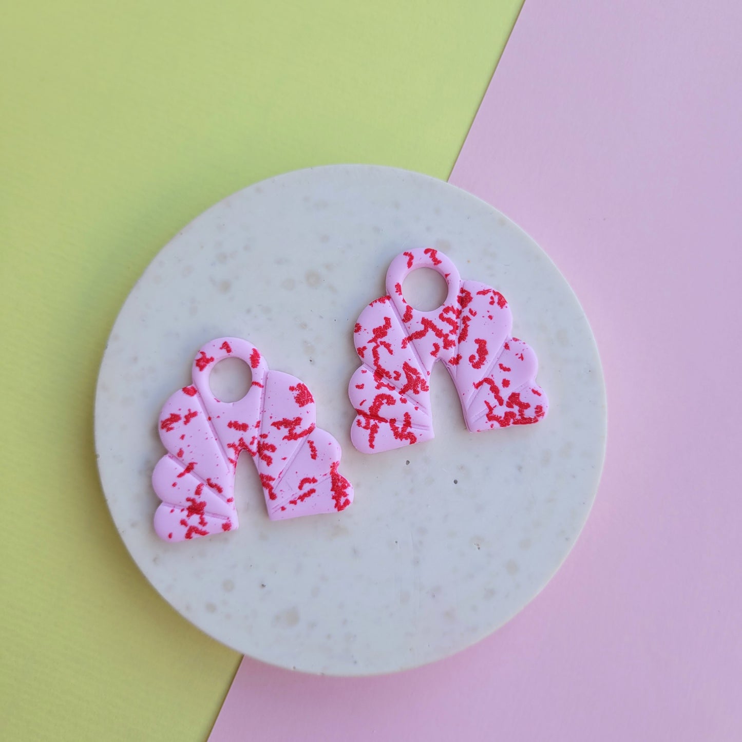 Wechselanhänger in Rosa mit rotem Terrazzo-Muster