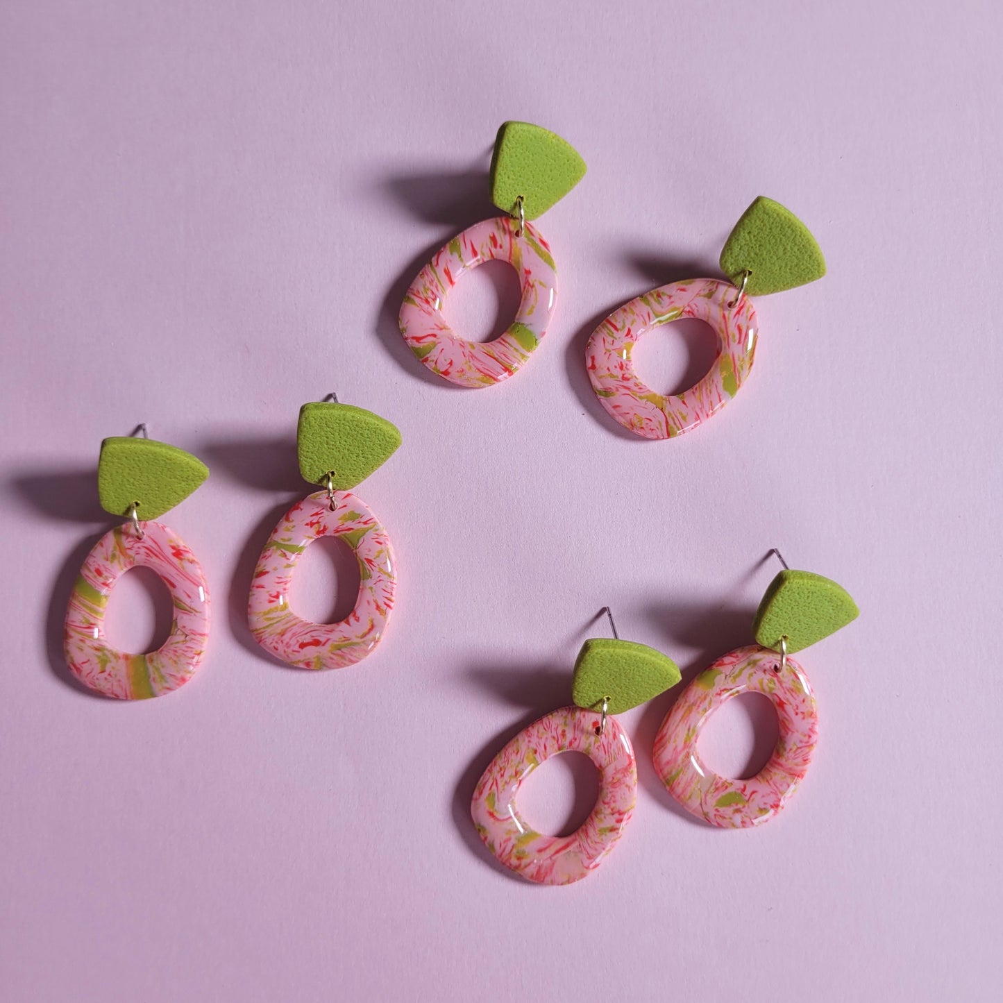 STRAWBERRY MATCHA – Zweiteilige Ohrringe in Rosa, Rot & Matchagrün mit Glanzfinish