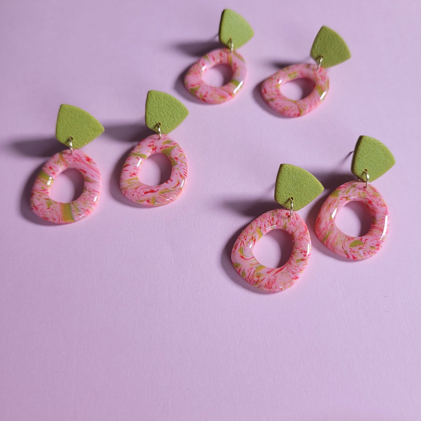 STRAWBERRY MATCHA – Zweiteilige Ohrringe in Rosa, Rot & Matchagrün mit Glanzfinish