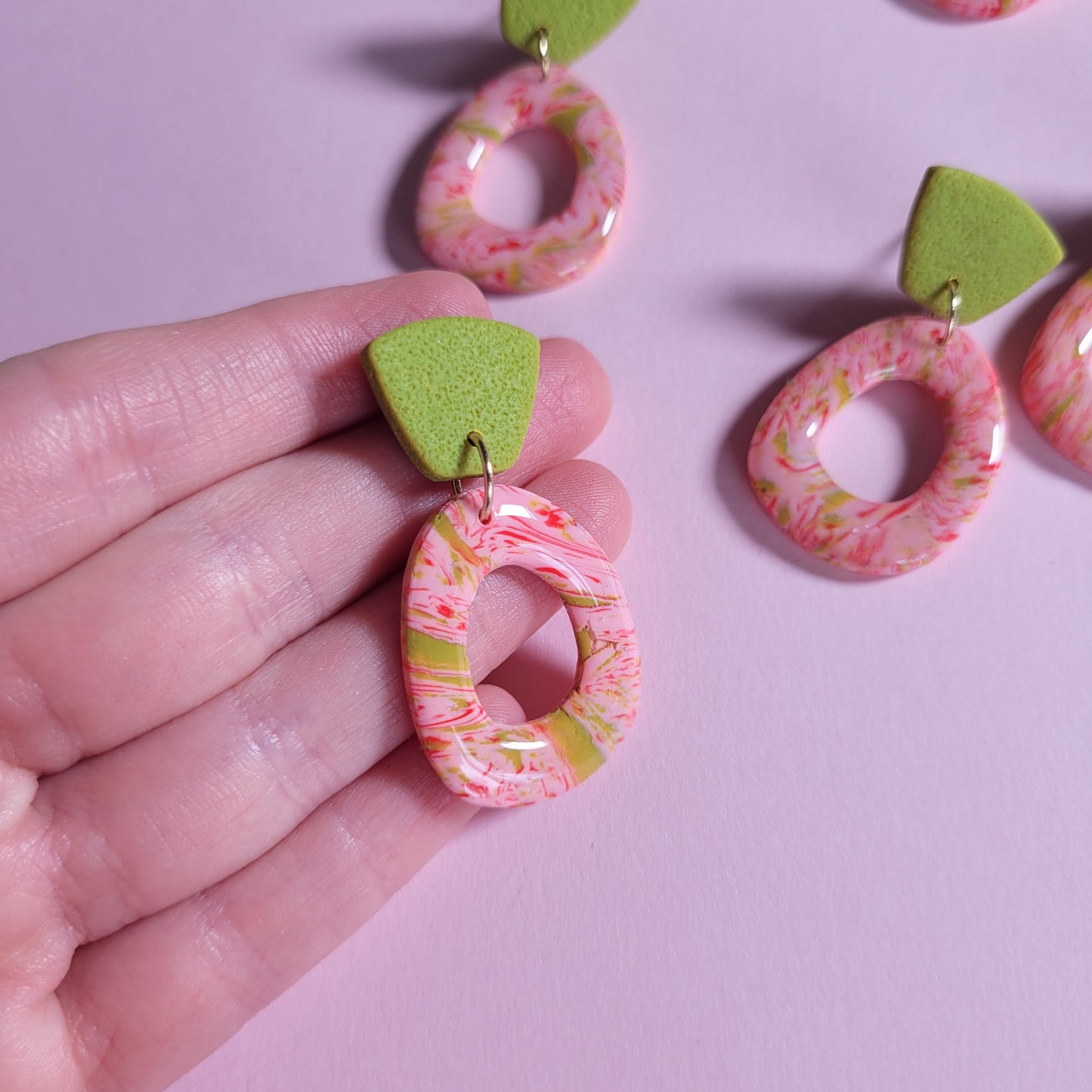 STRAWBERRY MATCHA – Zweiteilige Ohrringe in Rosa, Rot & Matchagrün mit Glanzfinish