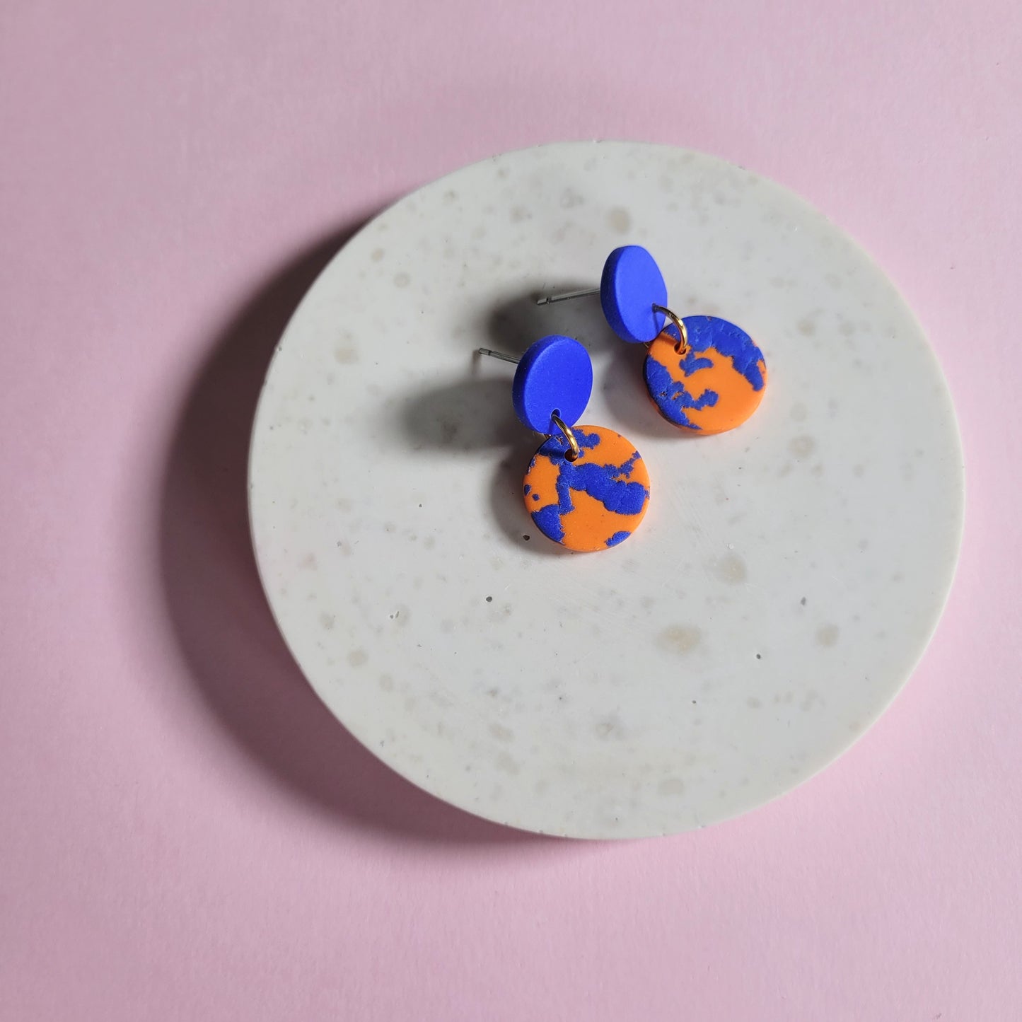 TERRAZZO MINI BOLD – Kleine Ohrringe in Kobaltblau & Orange mit Terrazzo-Element