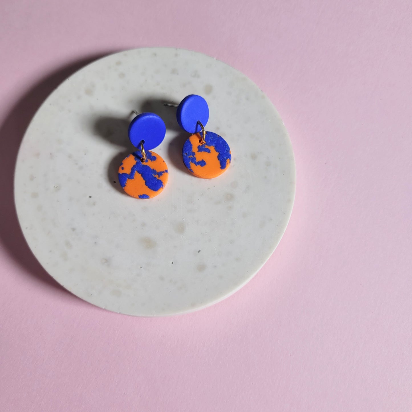 TERRAZZO MINI BOLD – Kleine Ohrringe in Kobaltblau & Orange mit Terrazzo-Element