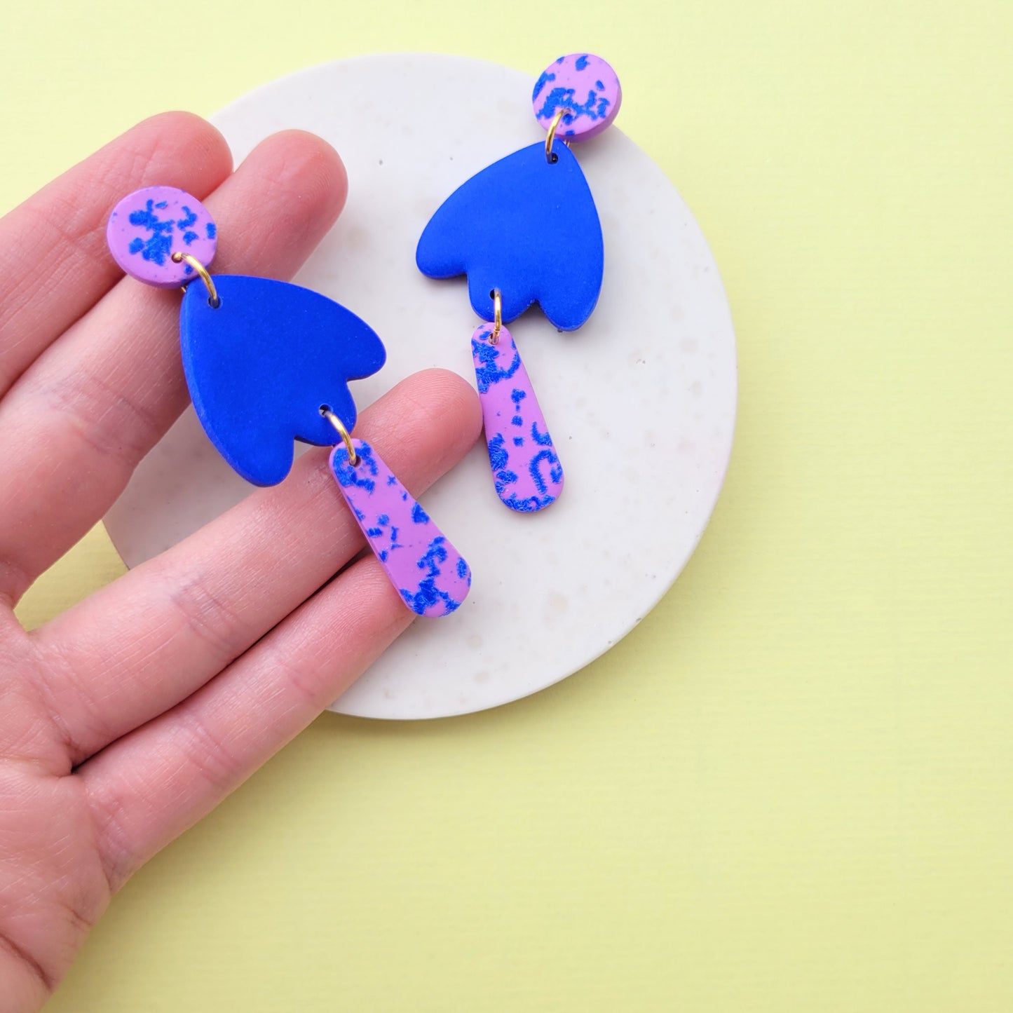 Verspielte Statement-Ohrringe in Beere & Blau mit floraler Form