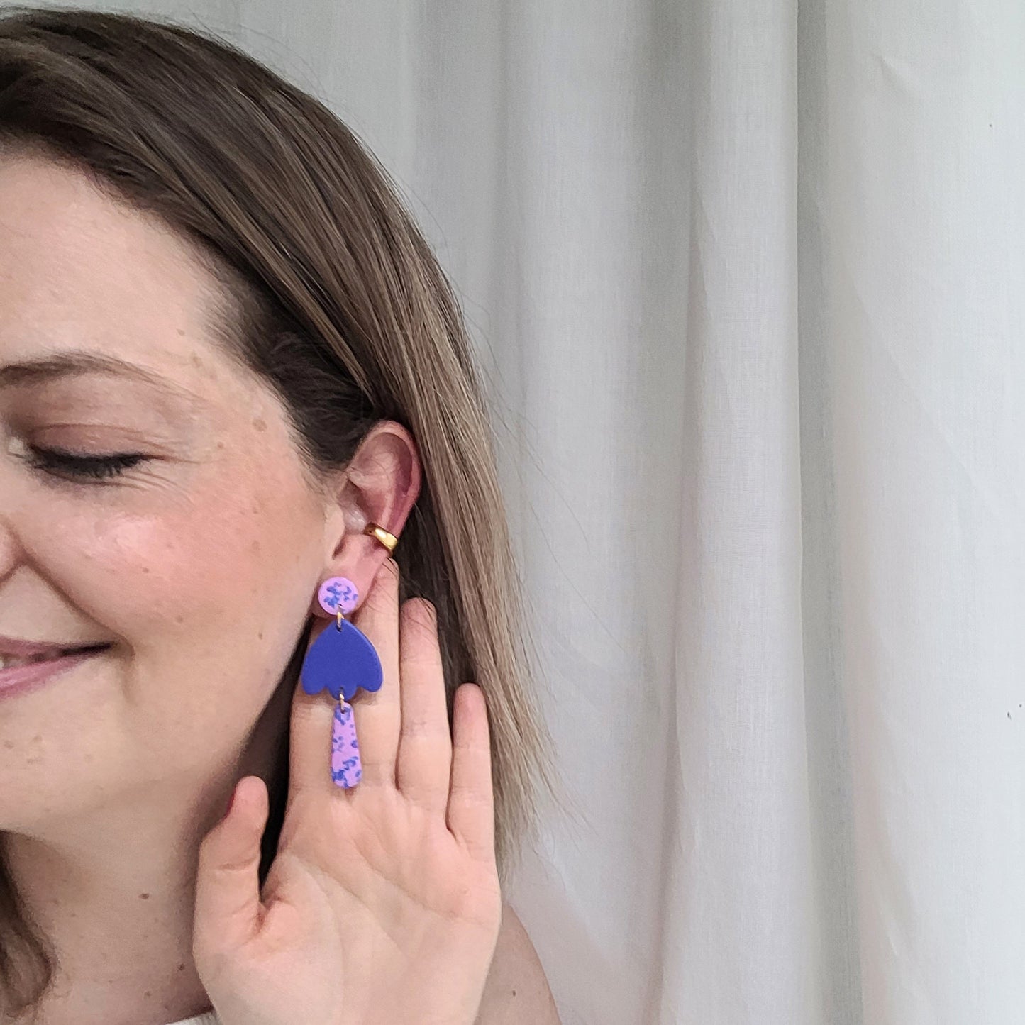 Verspielte Statement-Ohrringe in Beere & Blau mit floraler Form