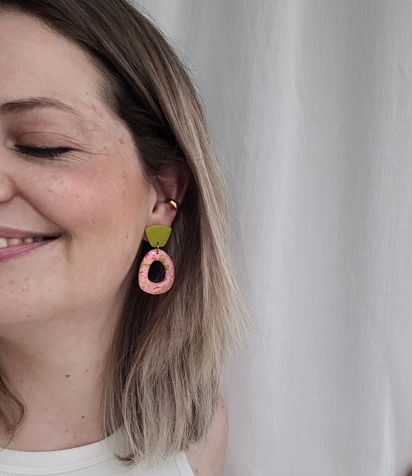 STRAWBERRY MATCHA – Zweiteilige Ohrringe in Rosa, Rot & Matchagrün mit Glanzfinish