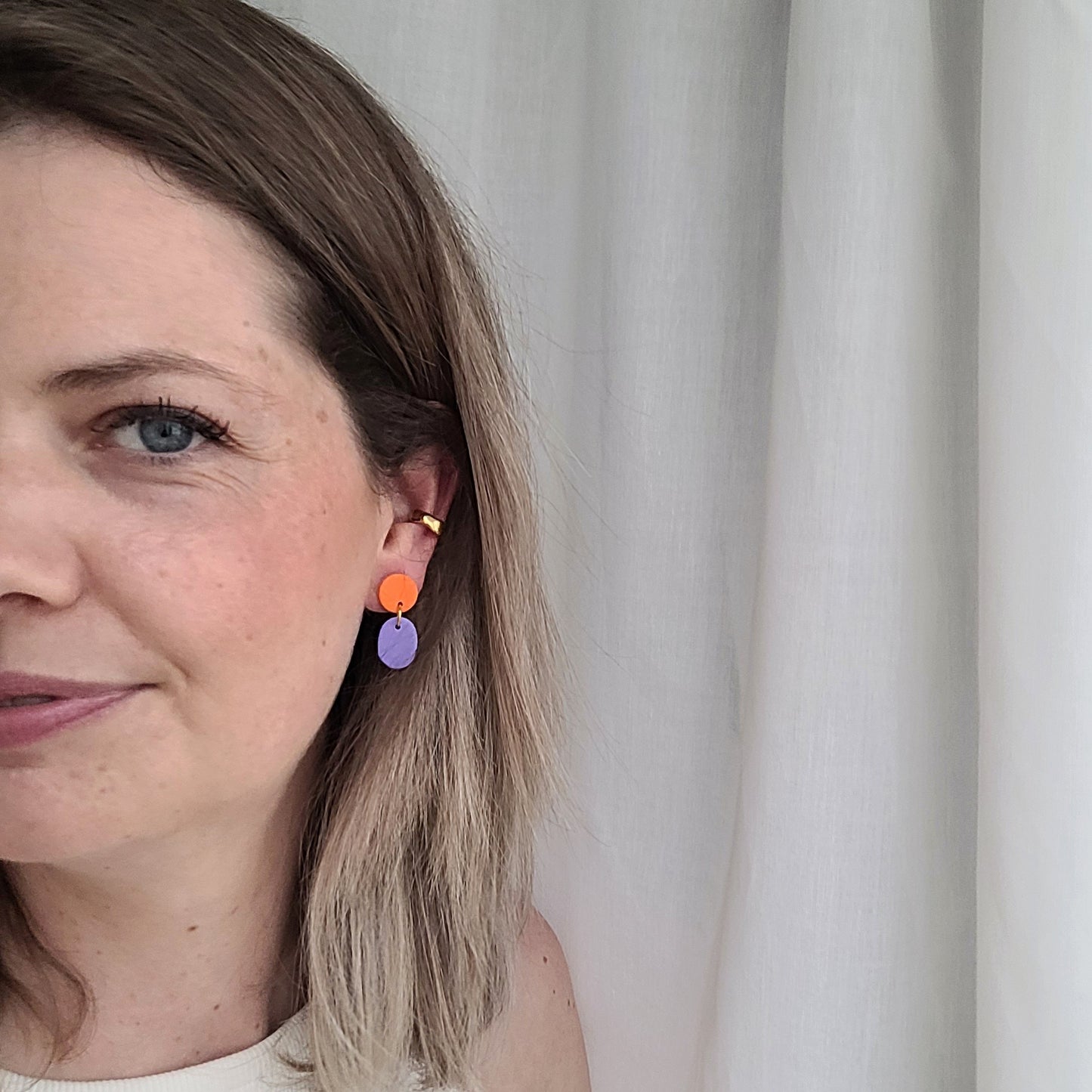 COLOUR POP – Statement-Ohrringe in Orange & Violett mit organischer Form