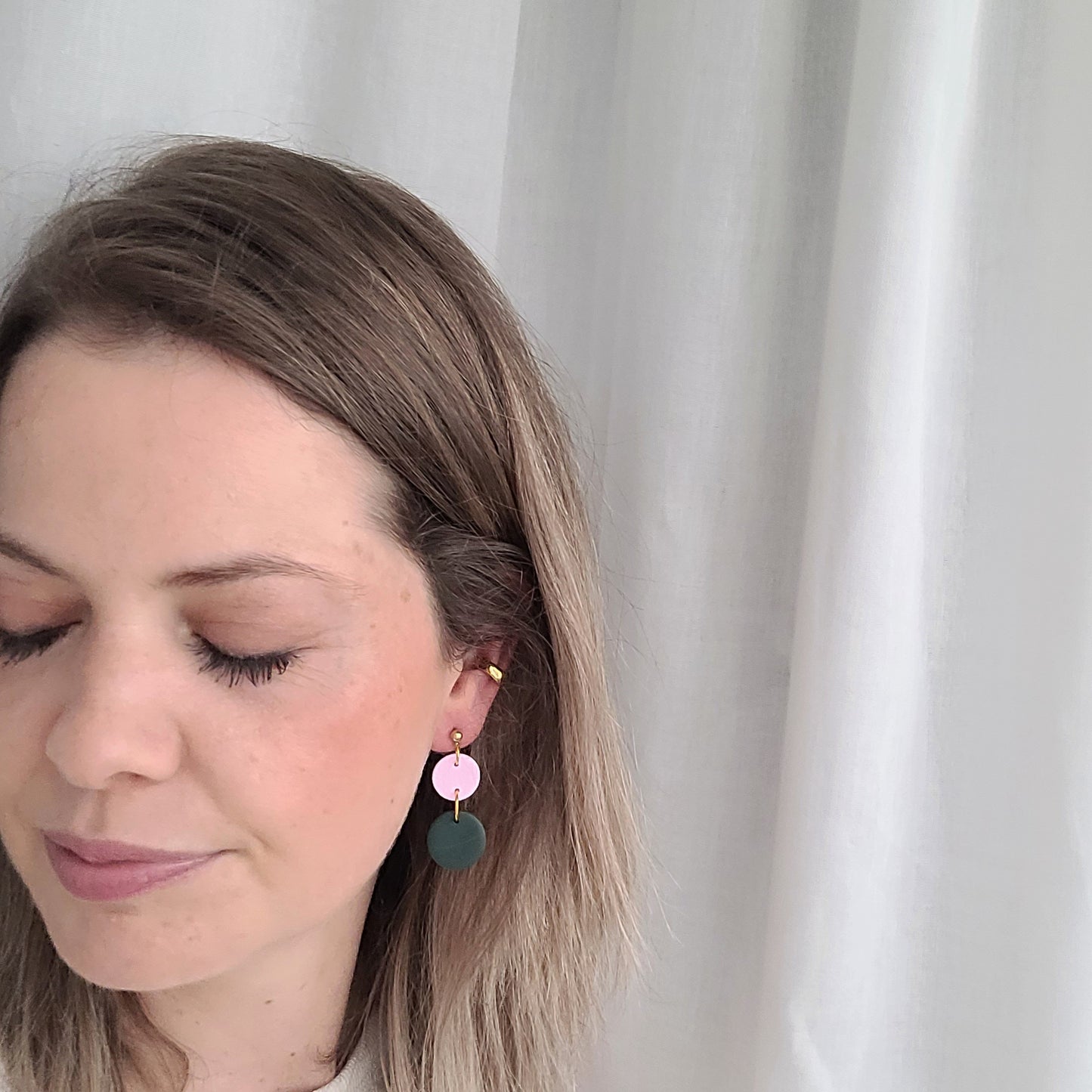 Hängende Ohrringe in Rosa und Waldgrün mit Kugelstecker in Gold