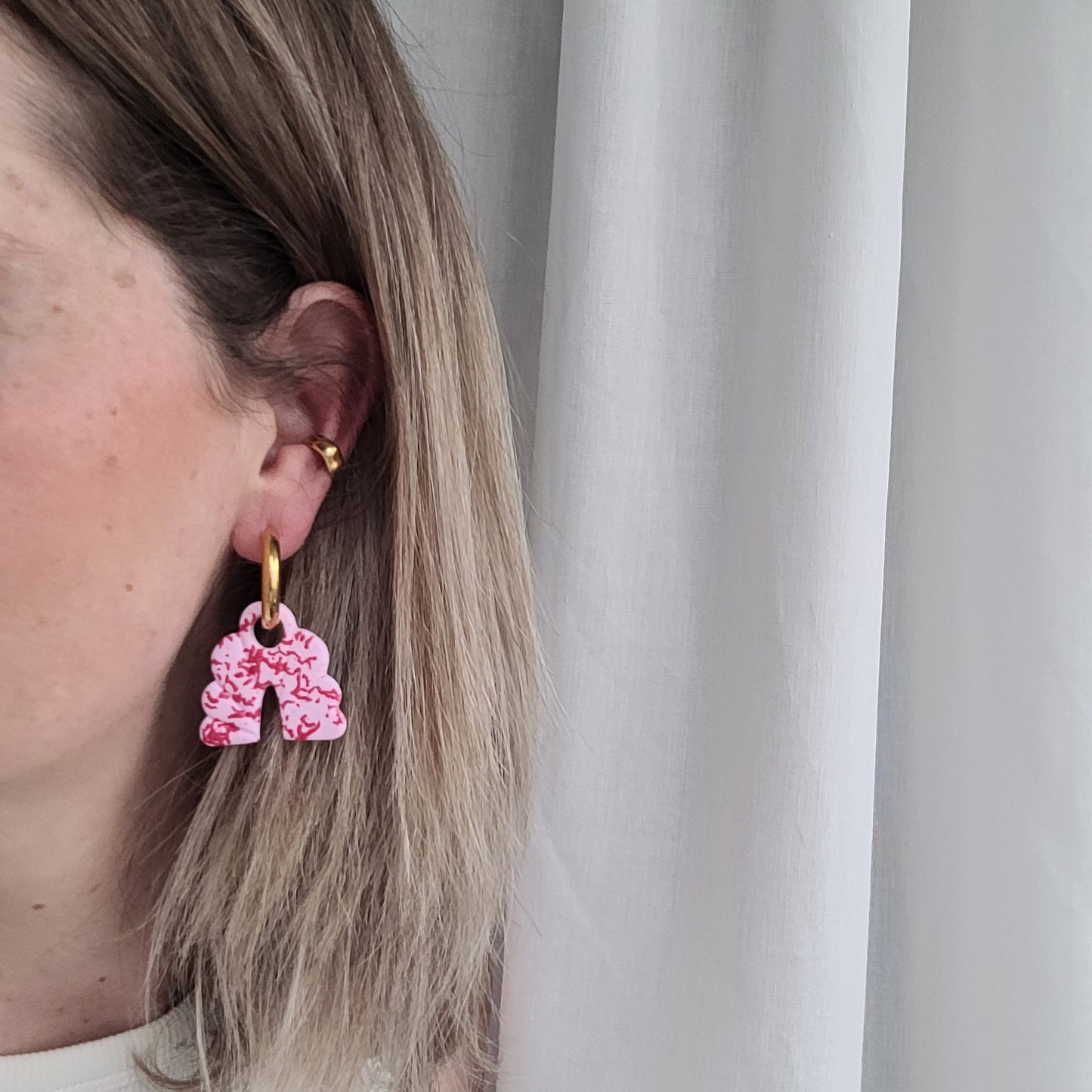 Wechselanhänger in Rosa mit rotem Terrazzo-Muster