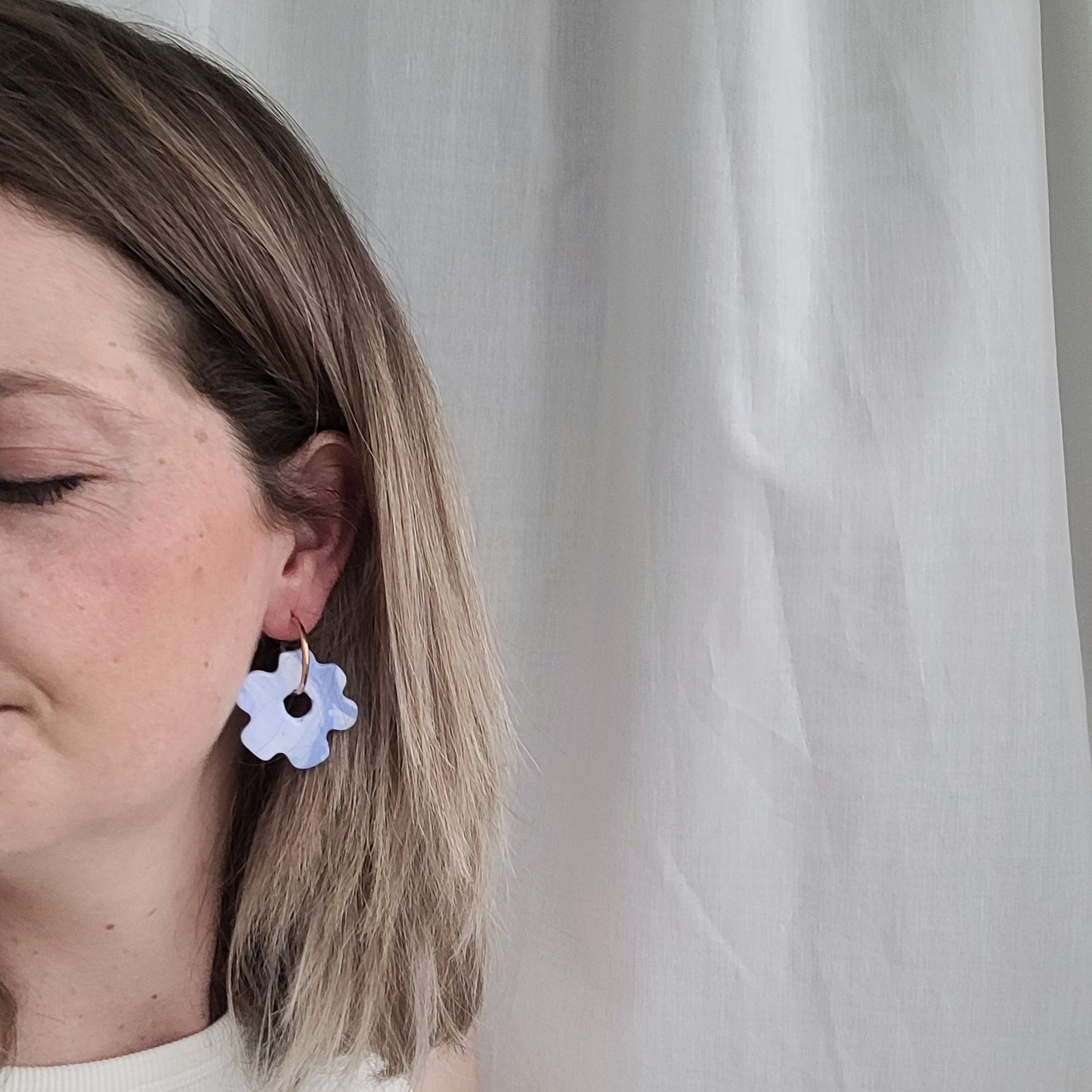 Wechselanhänger in Blumenform, hellblau-weiß marmoriert & glänzend lackiert