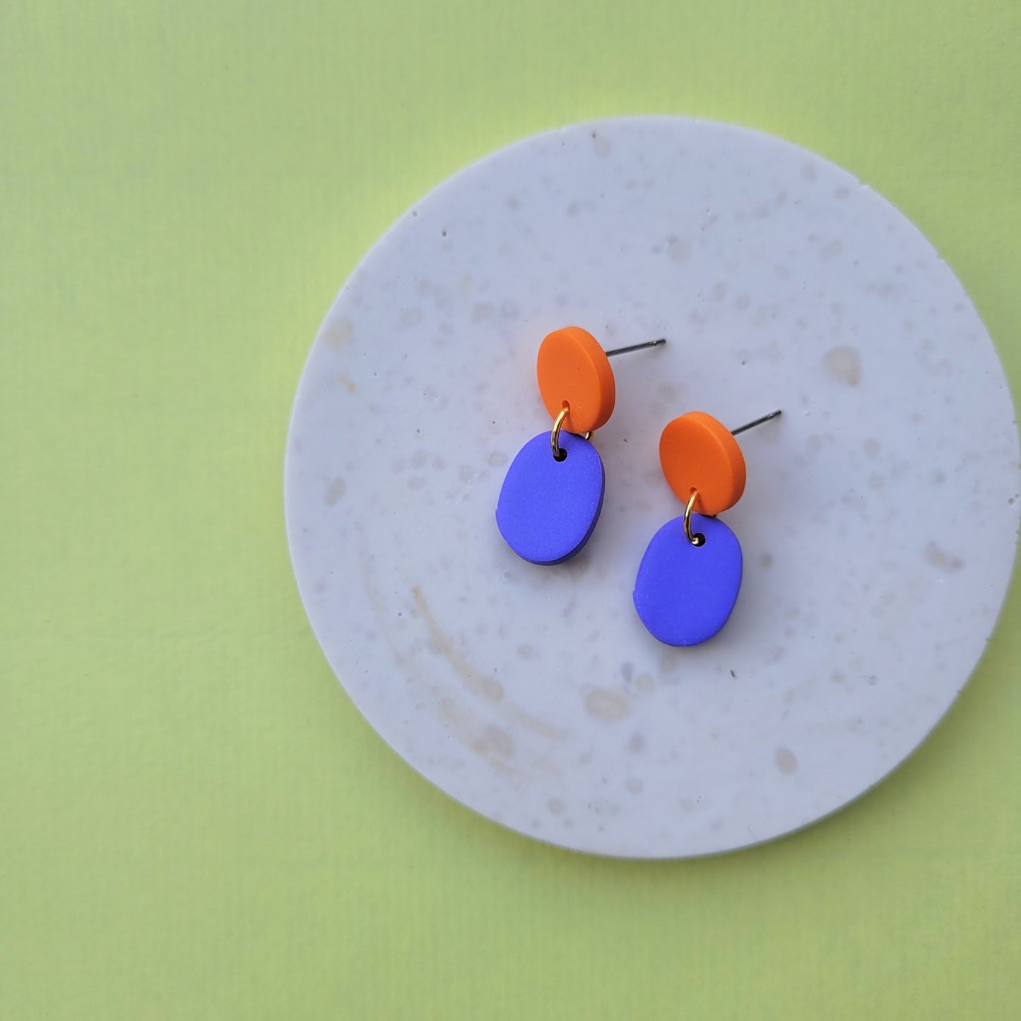 COLOUR POP – Statement-Ohrringe in Orange & Violett mit organischer Form