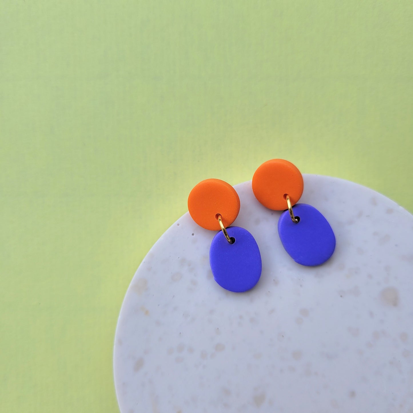 COLOUR POP – Statement-Ohrringe in Orange & Violett mit organischer Form