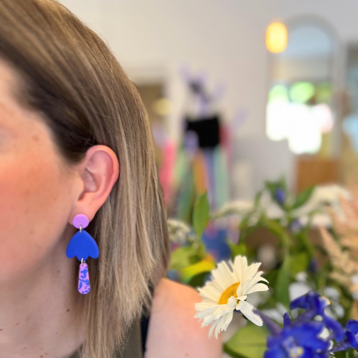 Verspielte Statement-Ohrringe in Beere & Blau mit floraler Form