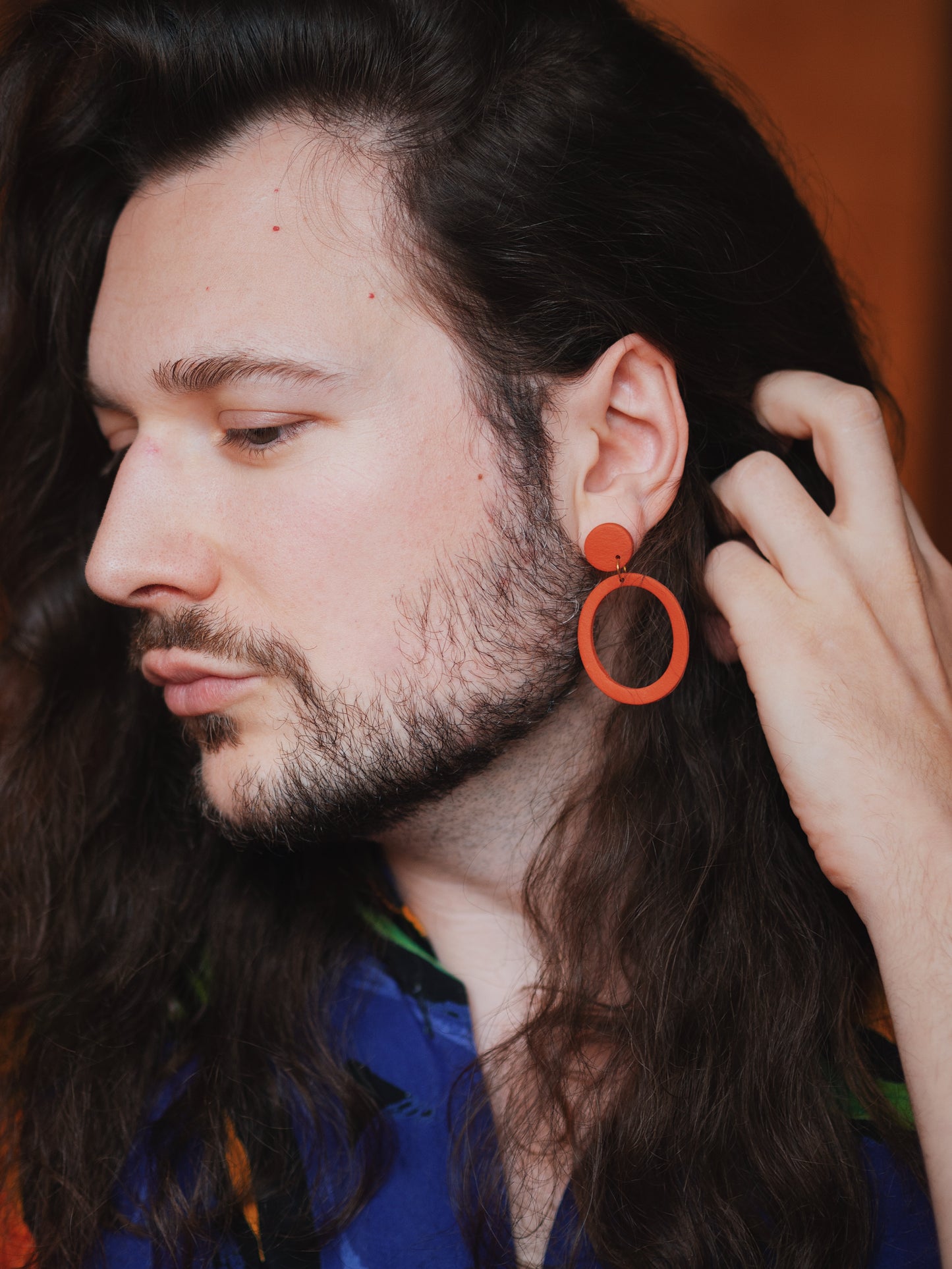 Hängende Statement Ohrringe in Schwarz oder Burnt Orange, Ohrhänger