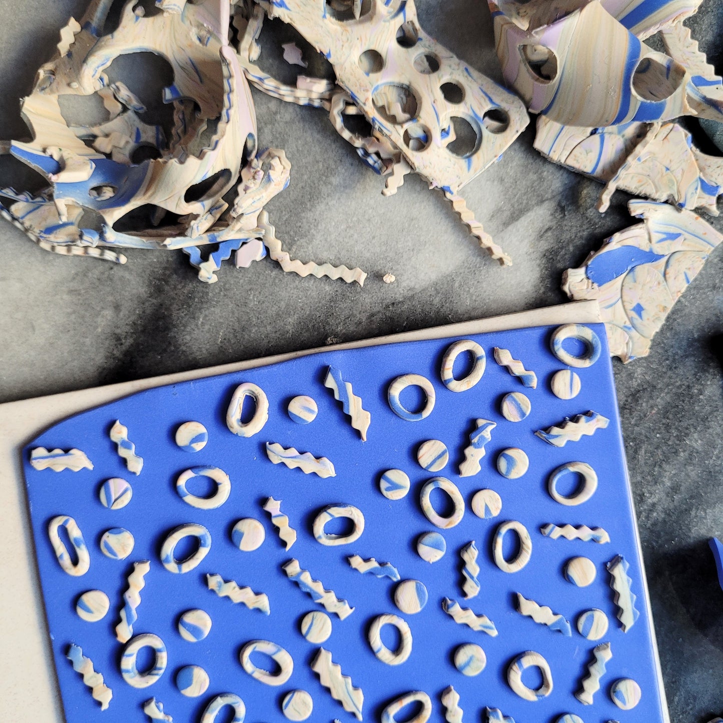 Ohrringe aus Polymer Ton Blau Creme Muster