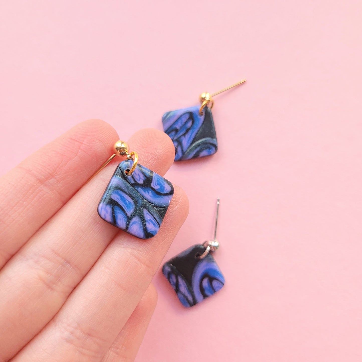 Hängende Ohrringe in Tropfenform