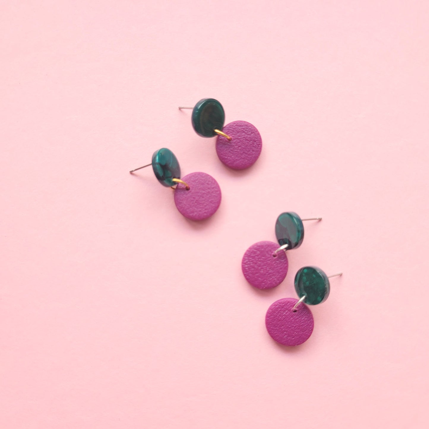 Hängende Ohrringe in Beere und Grün