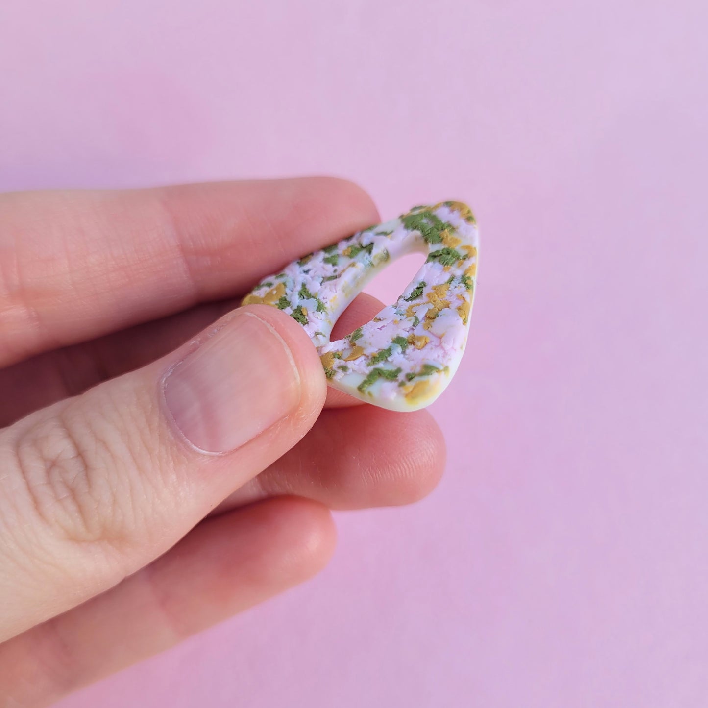 Mix& Match Anhänger zum Wechseln für Creolen in Weiß mit Sprenkeln aus Rosa, Grün und Senfgelb
