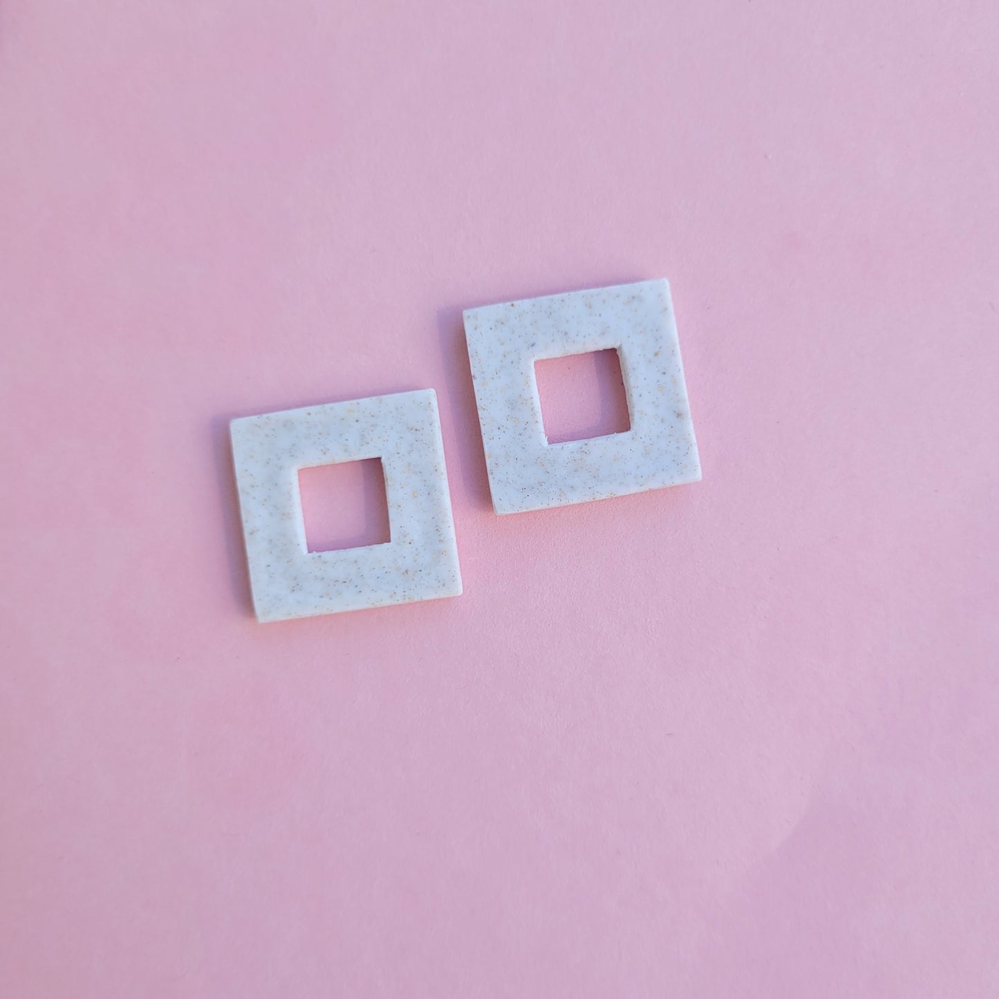 Anhänger zum Wechseln für Creolen in Weiß, Creme und Goldpartikeln in quadratischer Form