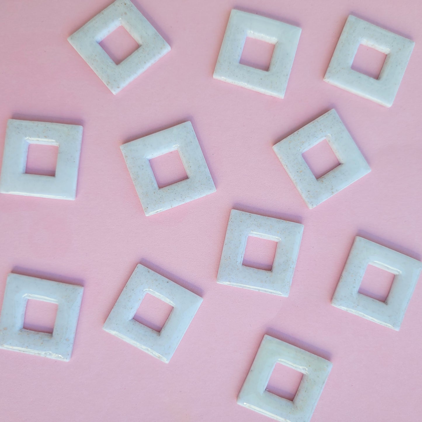 Anhänger zum Wechseln für Creolen in Weiß, Creme und Goldpartikeln in quadratischer Form