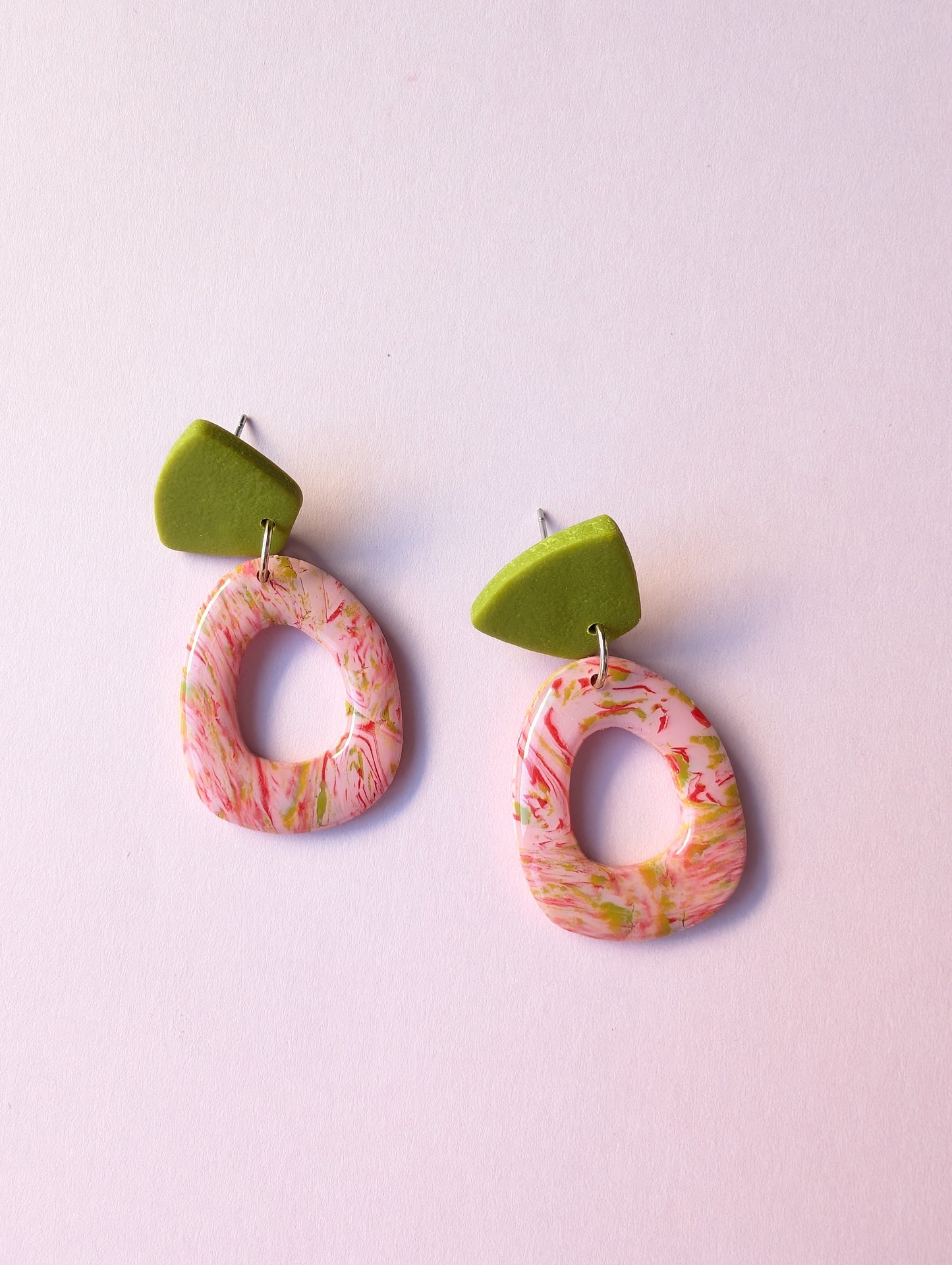 Hängende Ohrringe in Grün, Rot und Rosa