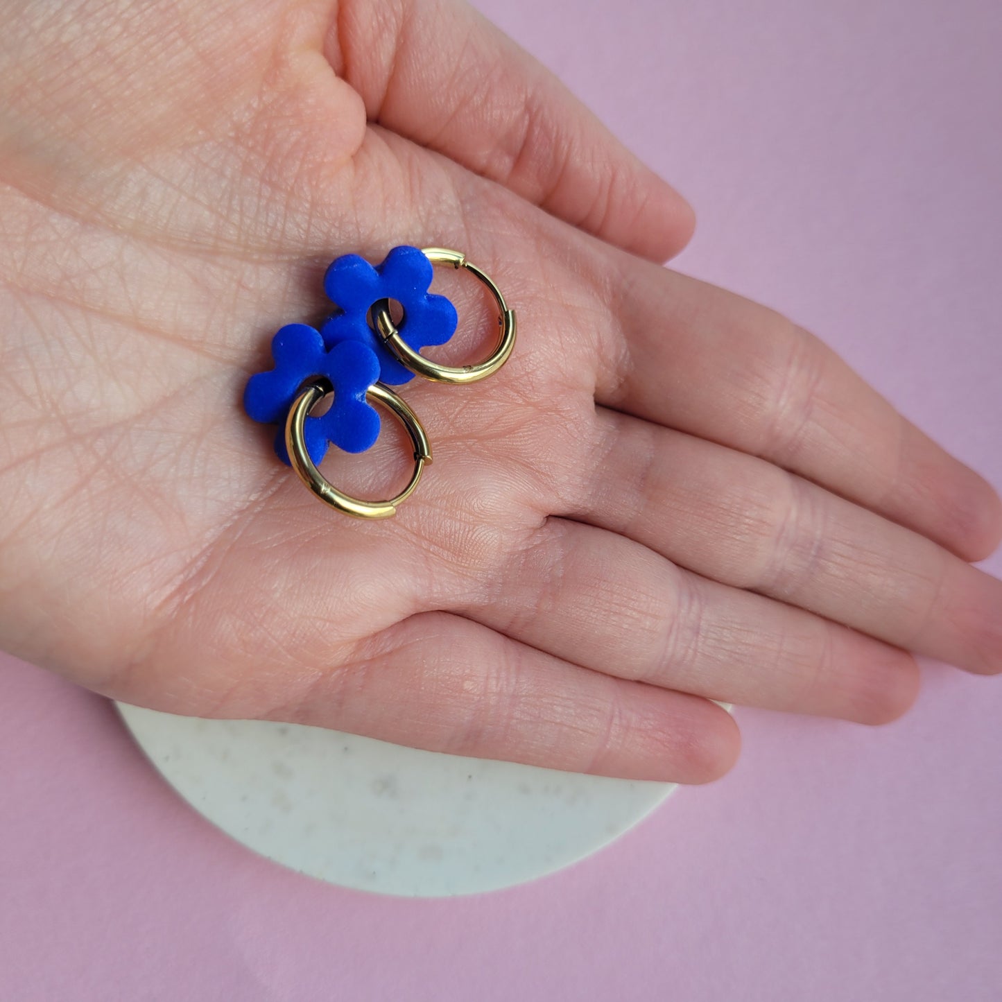 Blumenohrringe Kobaltblau – Handgemachte Mini-Blüten mit Edelstahl-Creolen in Silber oder Gold