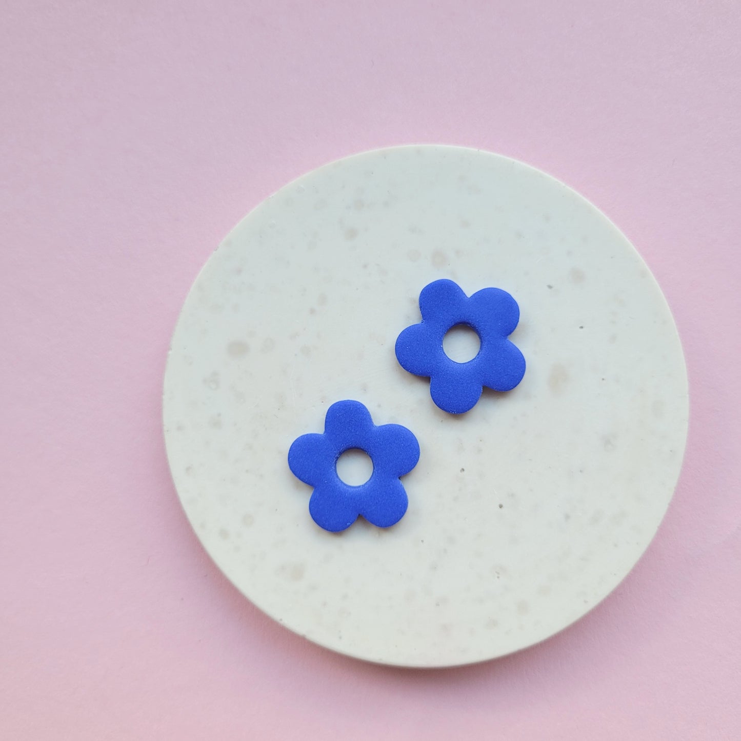 Wechselanhänger für Creolen – handgemachte Blumen aus Polymer Ton in Kobaltblau