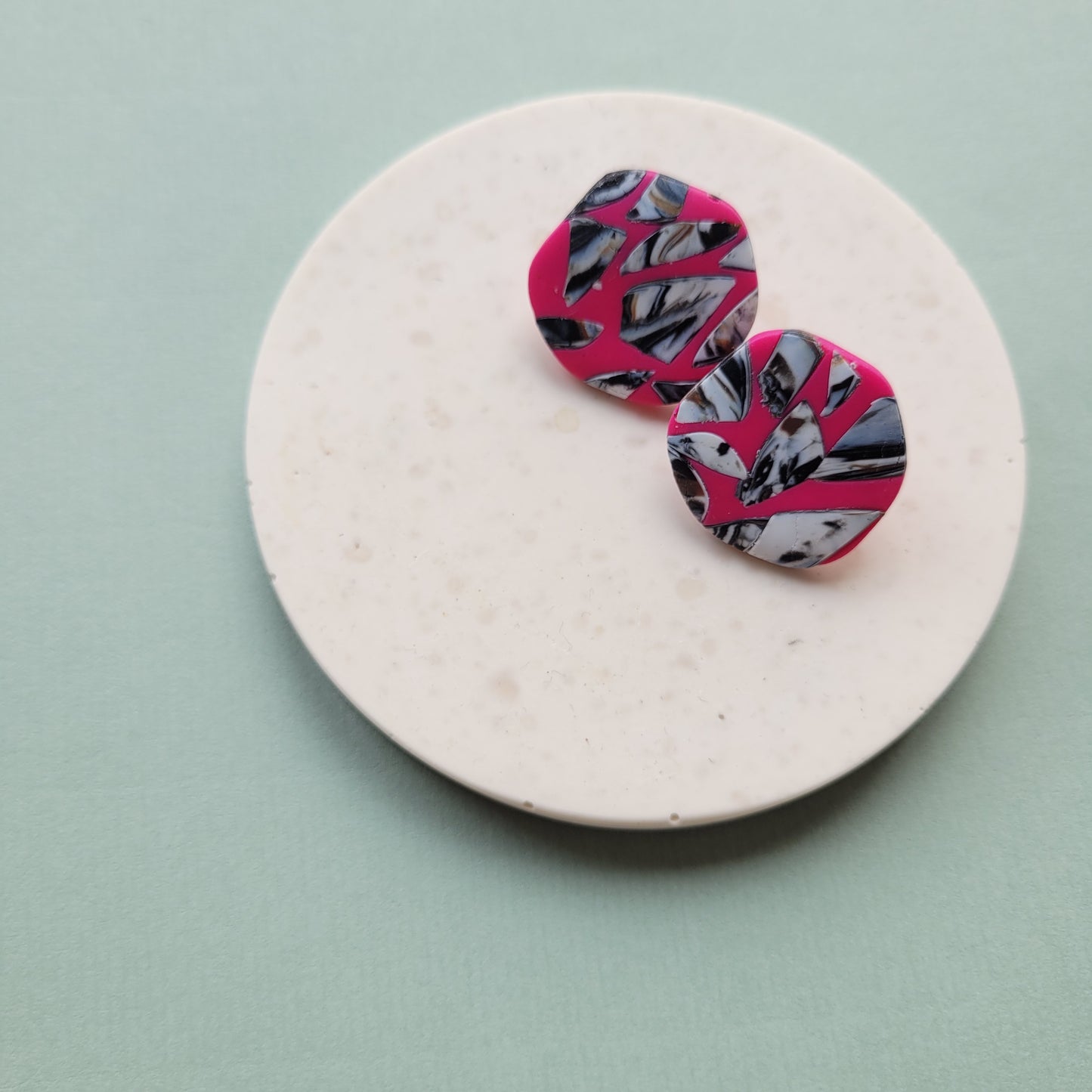Ohrstecker in Pink mit auffälligem Muster aus Polymer Ton - In Handarbeit hergestellt