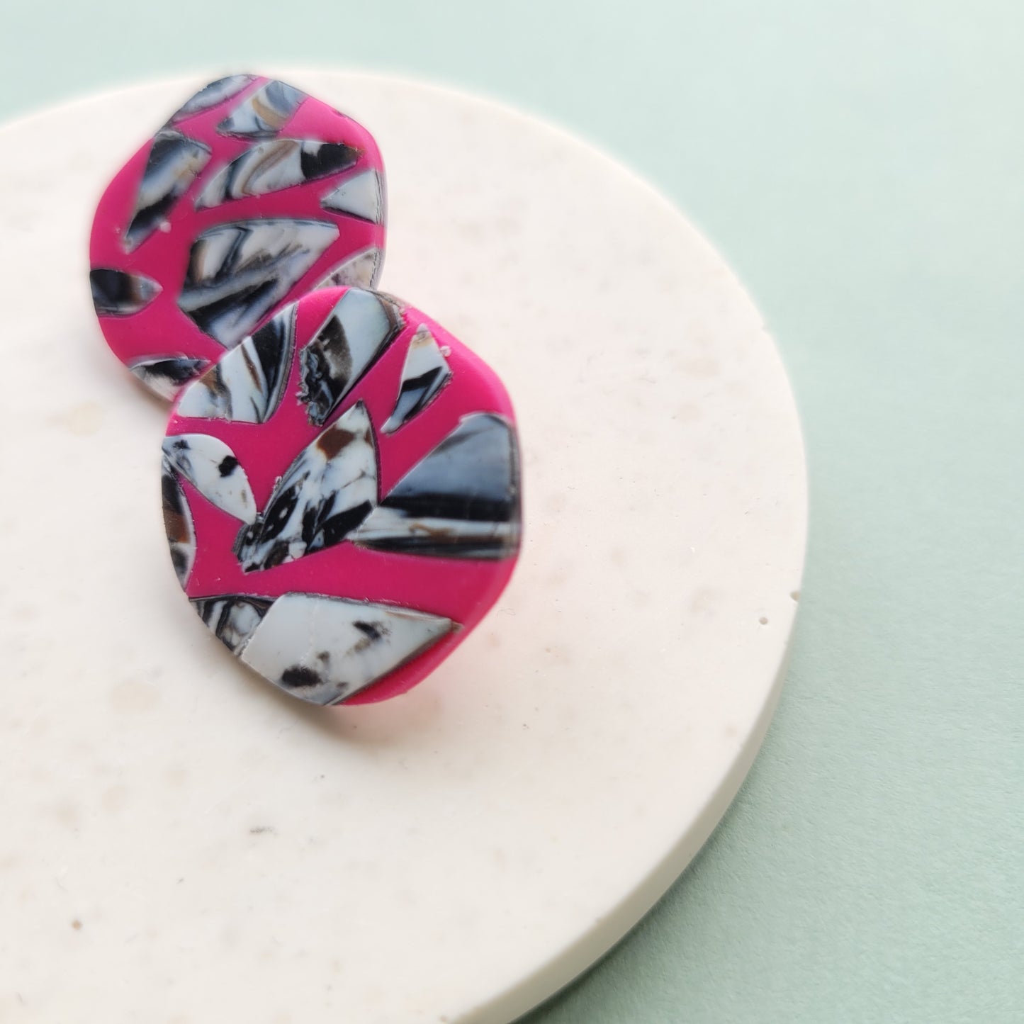 Ohrstecker in Pink mit auffälligem Muster aus Polymer Ton - In Handarbeit hergestellt