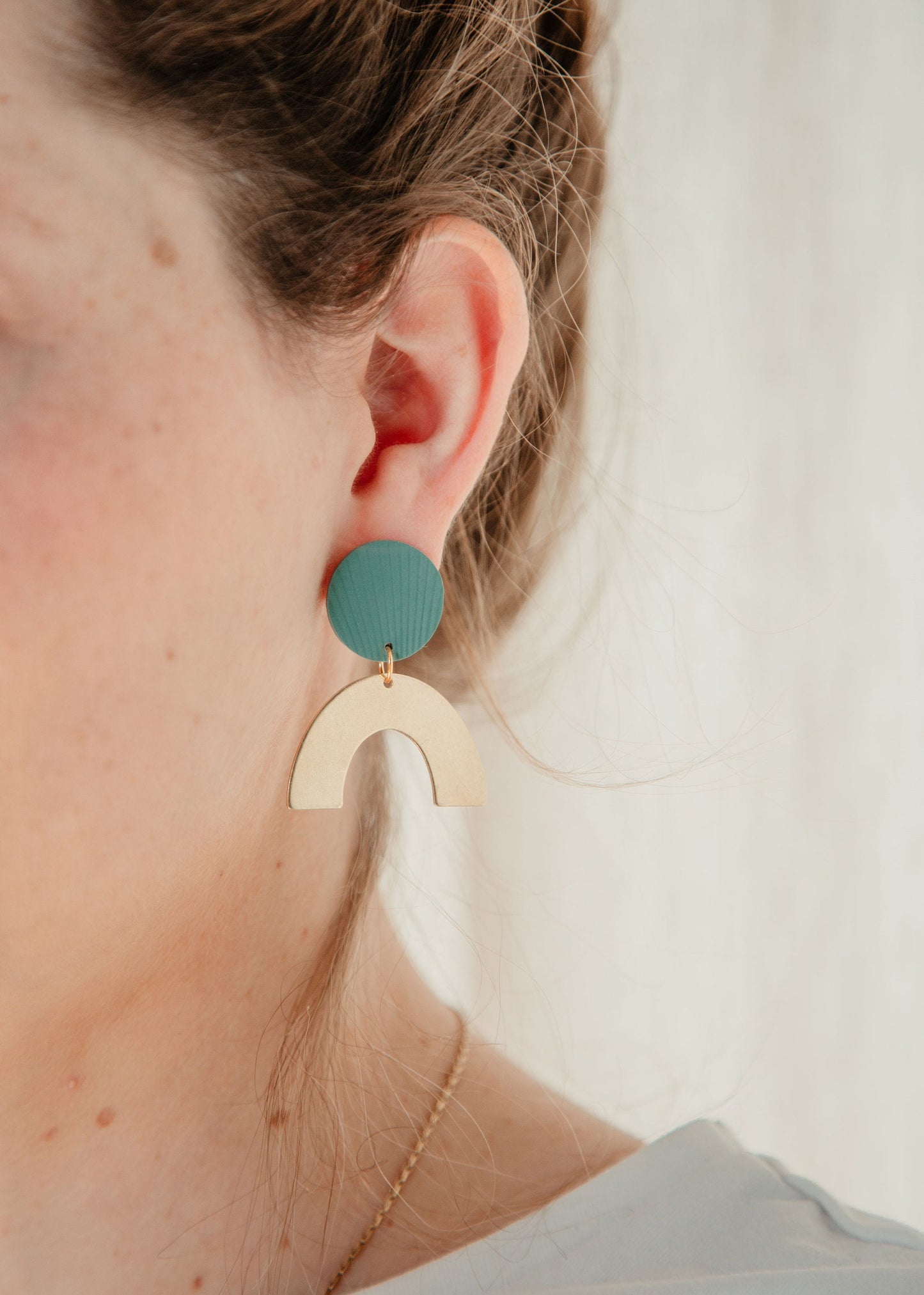 Geometrische Statement Ohrringe in Gold, Grün, Blau, Salbei mit Messinganhänger