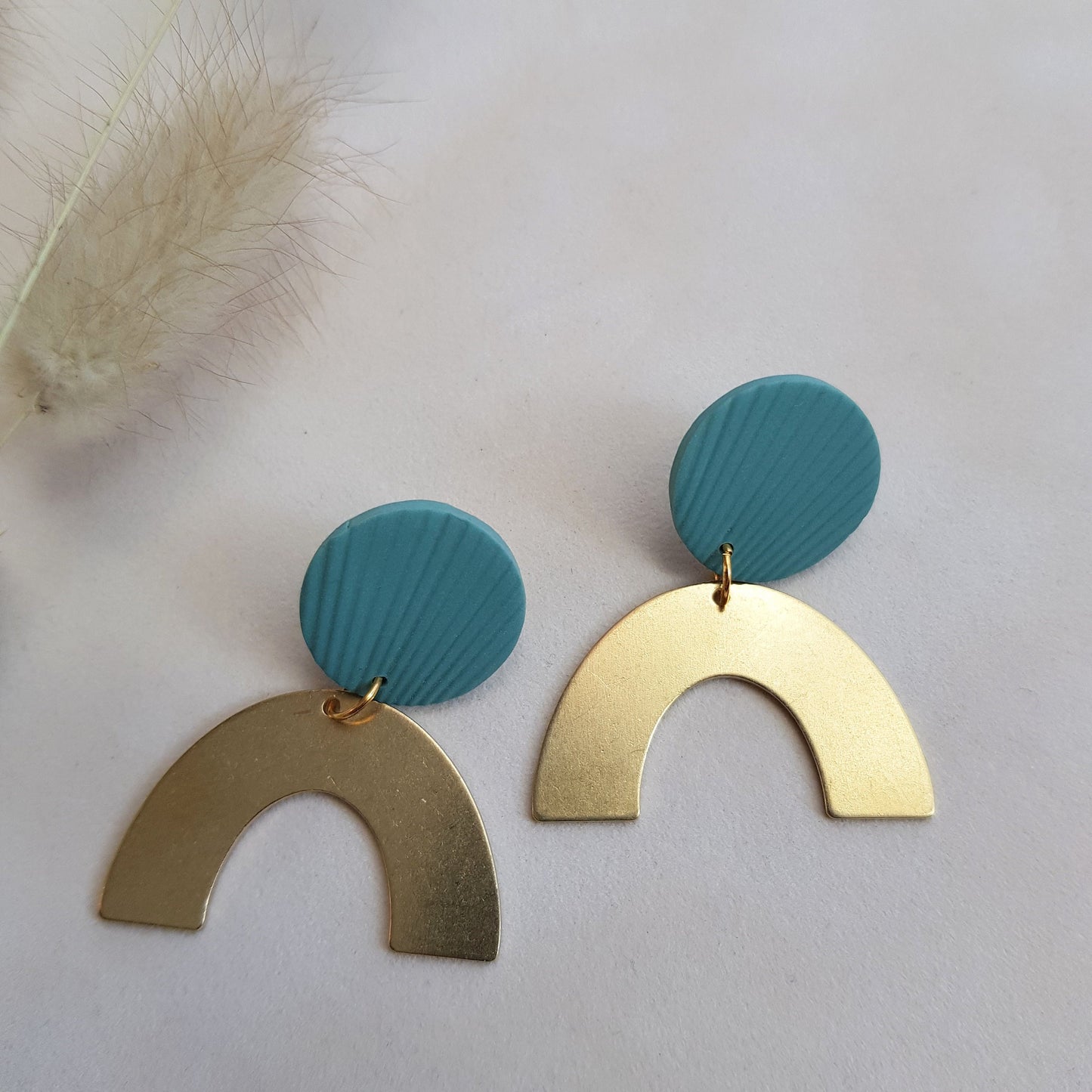 Geometrische Statement Ohrringe in Gold, Grün, Blau, Salbei mit Messinganhänger