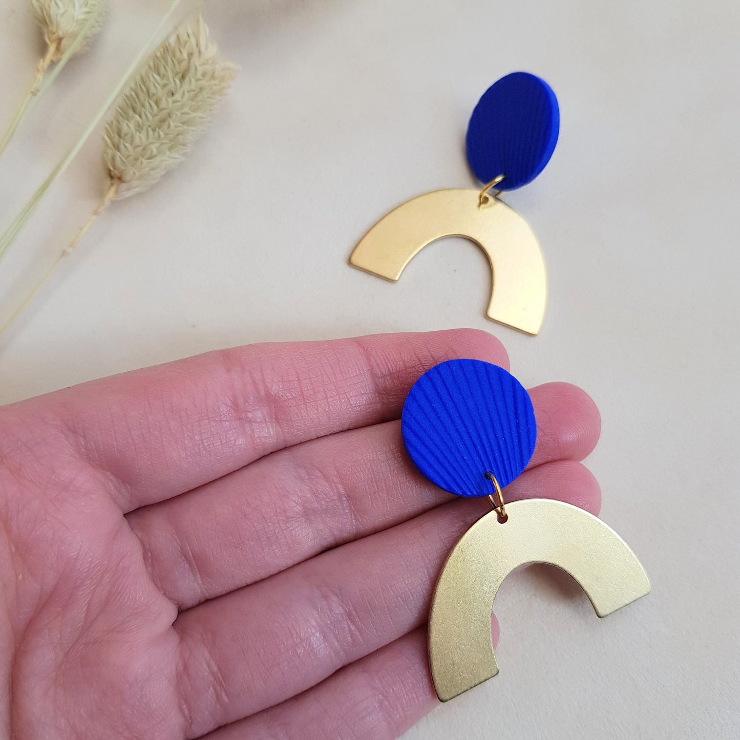 Geometrische Statement Ohrringe in Gold, Grün, Blau, Salbei mit Messinganhänger