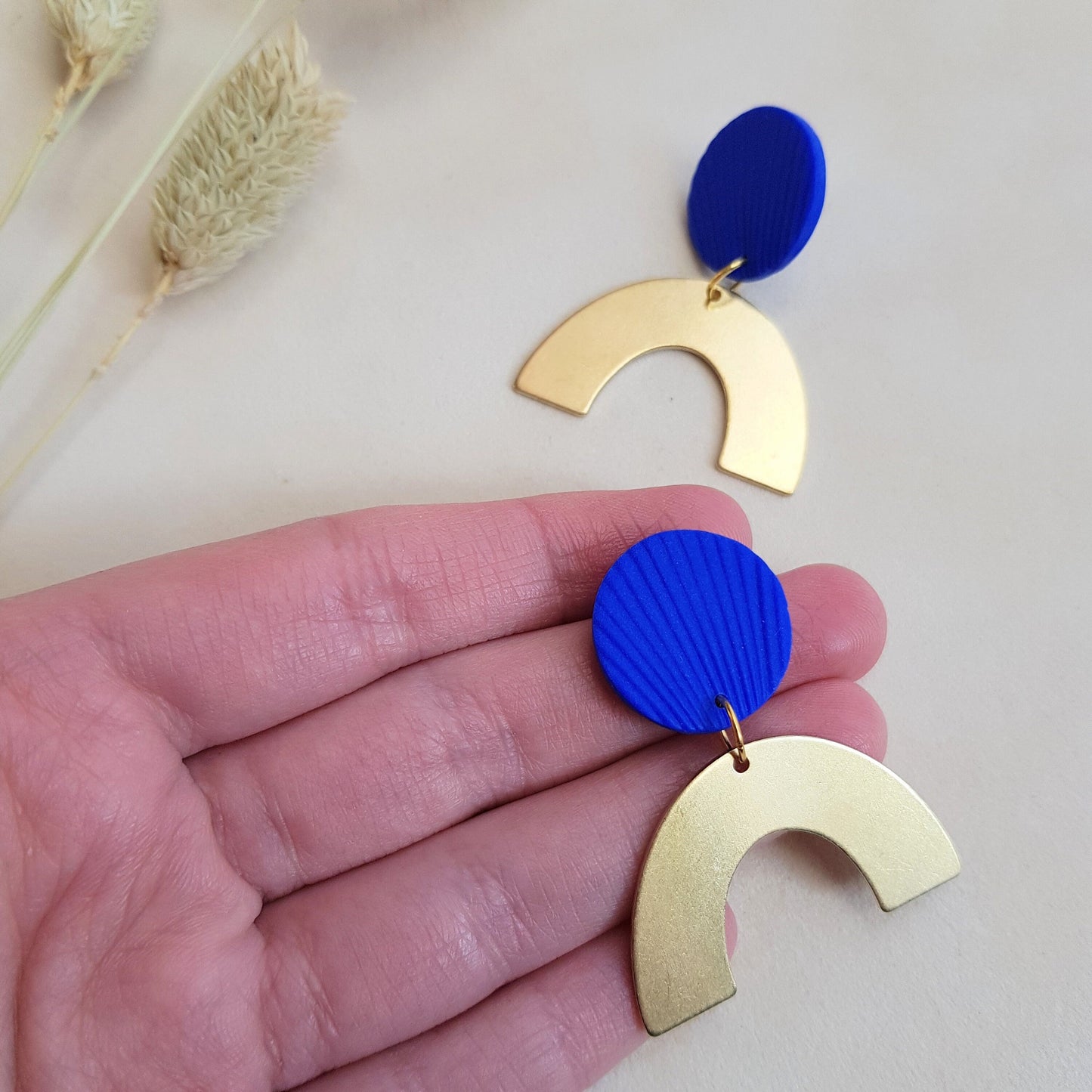 Geometrische Statement Ohrringe in Gold und Blau