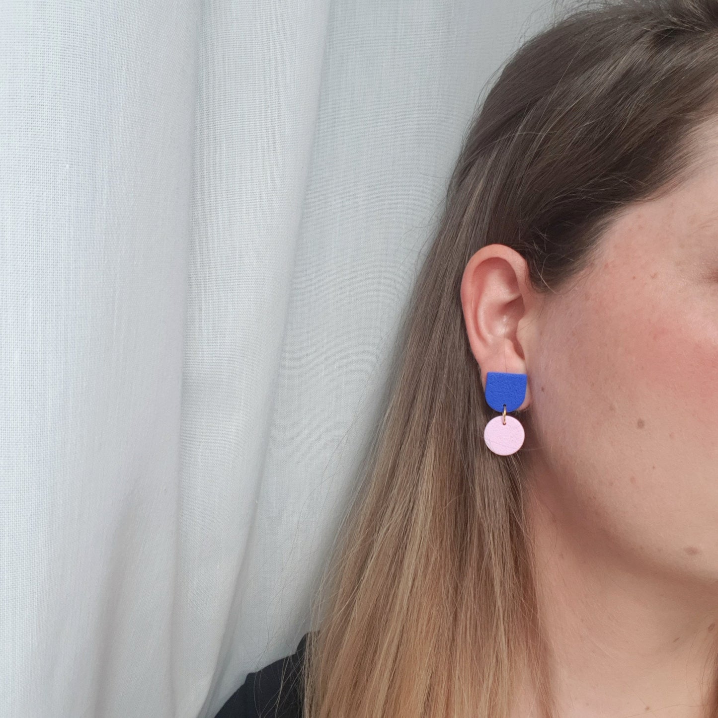 Hängende Ohrringe in Blau und Rosa