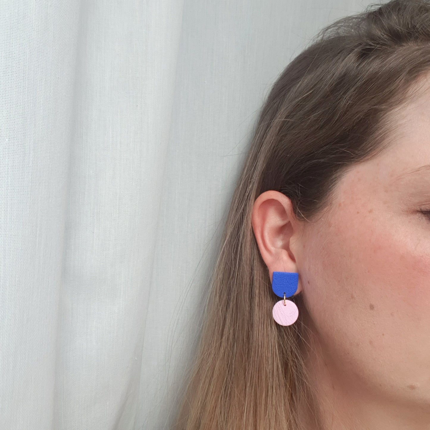 Hängende Ohrringe in Blau und Rosa
